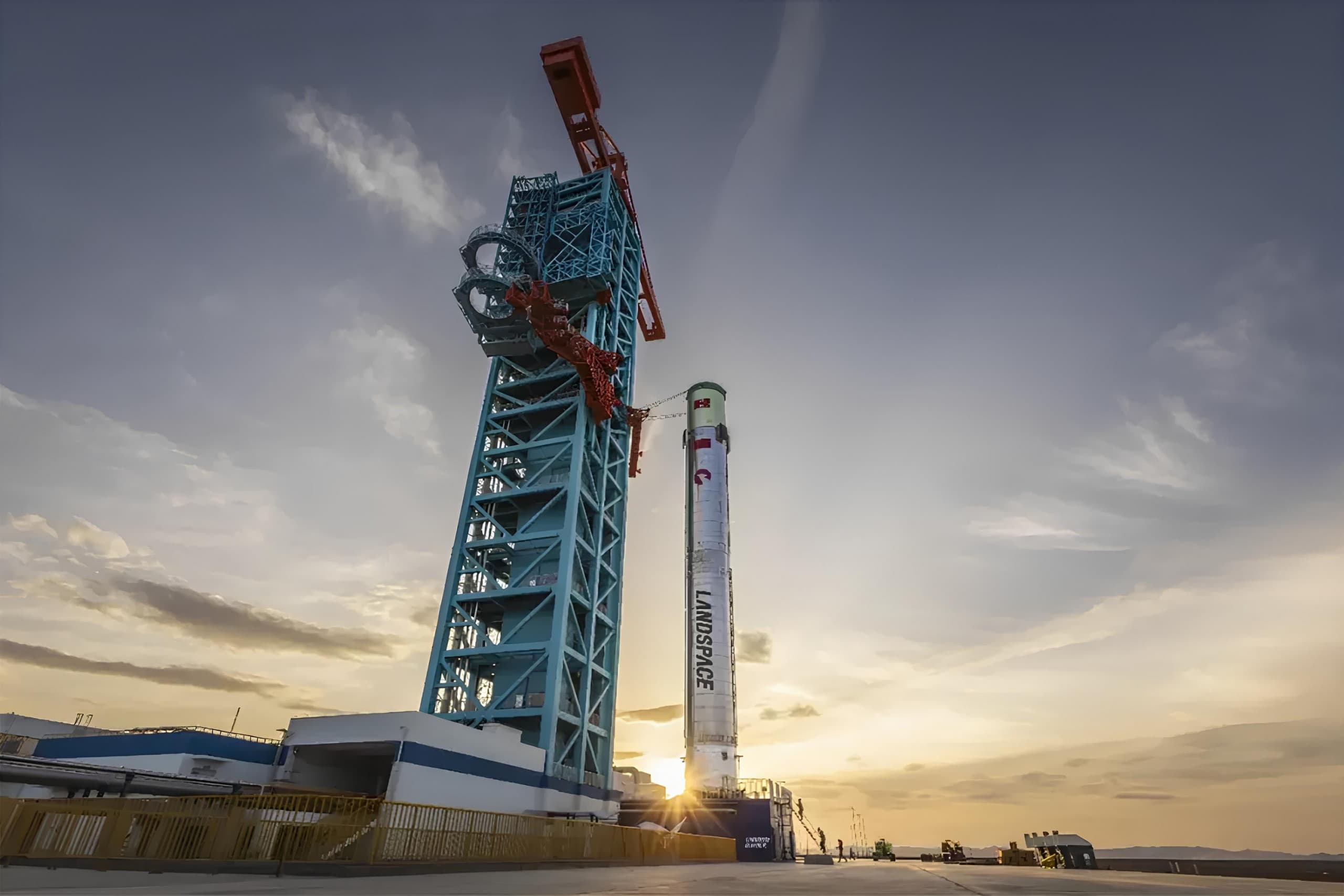 O primeiro estágio do Zhuque-3, feito de aço inoxidável, antes dos testes estáticos de ignição em junho de 2025. Crédito: Landspace