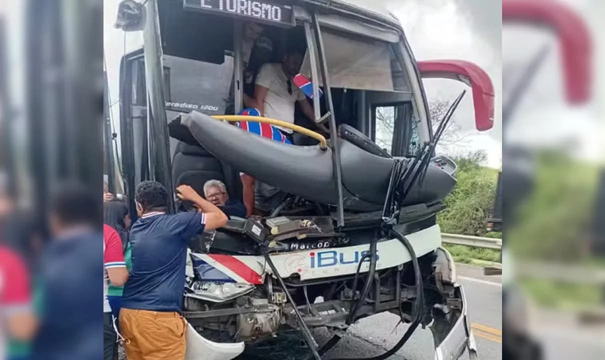 Ônibus com torcida do Fortaleza se envolve em acidente com carreta na Bahia.