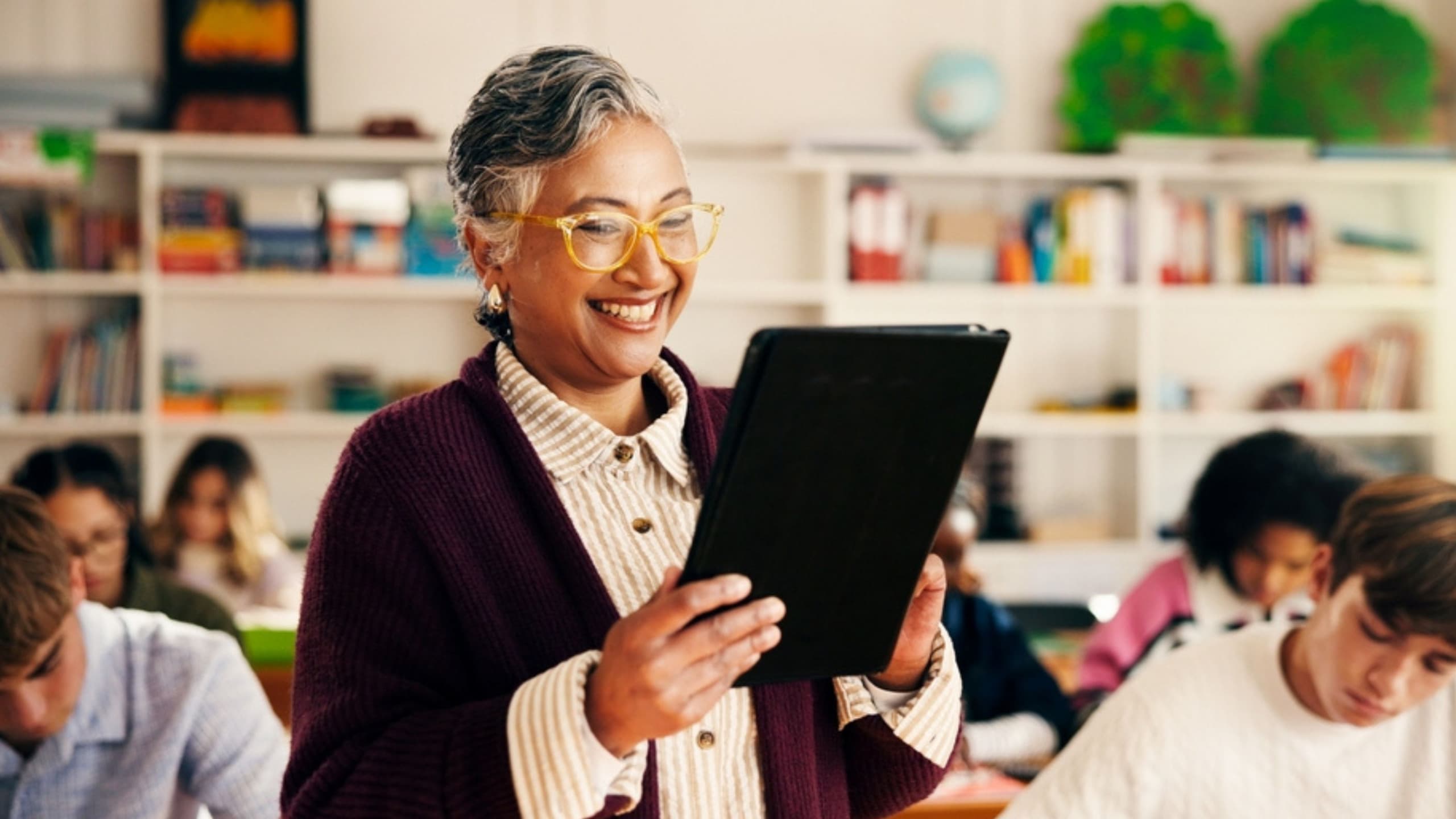 Disponibilização da tecnologia promete possibilitar novas técnicas de ensino na sala de aula (Imagem: PeopleImages/Shutterstock)