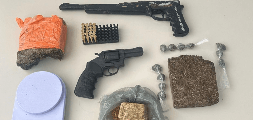 PM desarticula ponto de tráfico e apreende armas e drogas em Paulo Afonso