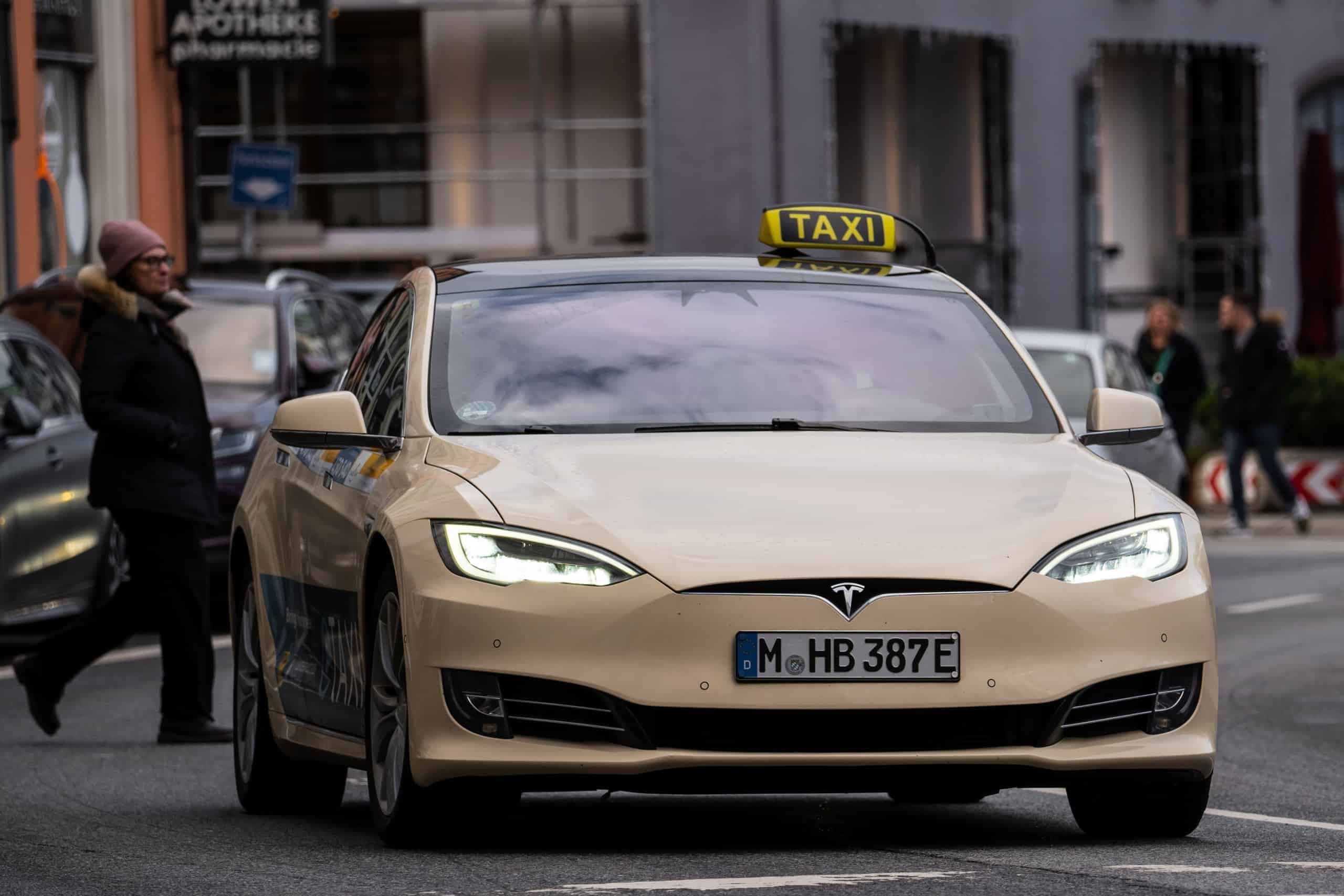 Robô-táxi da Tesla tem taxa de acidentes 2x maior que a da Waymo mesmo com supervisores a bordo (Imagem: Wirestock Creators / Shutterstock)