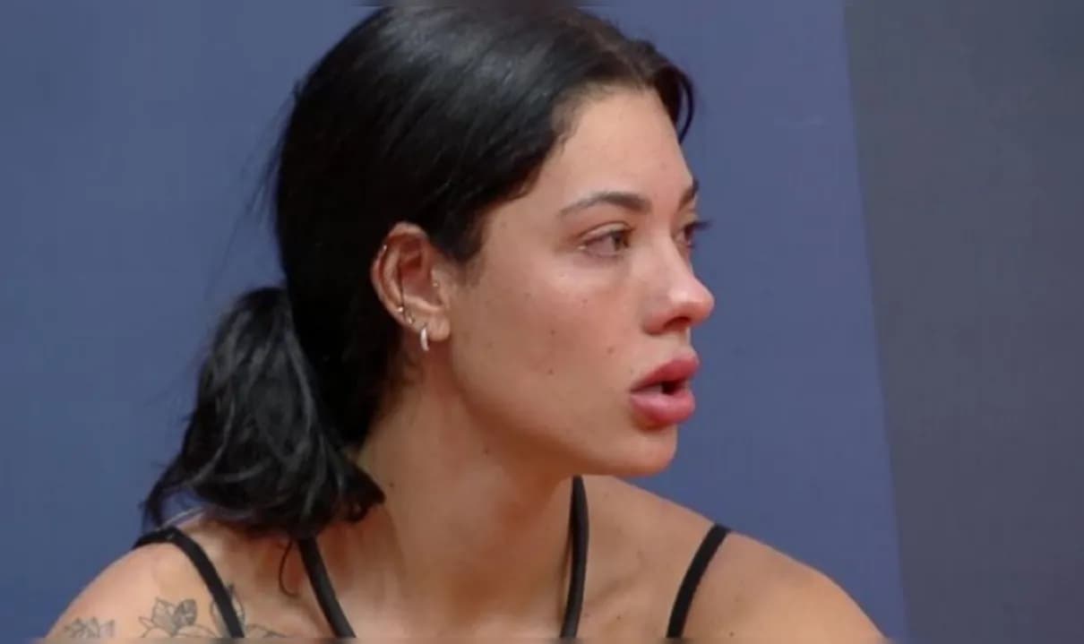 Rayane foi detida por suspeitas de fazer parte de uma quadrilha de estelionatários e Carol relembrou momento em briga de 'A Fazenda 17'.