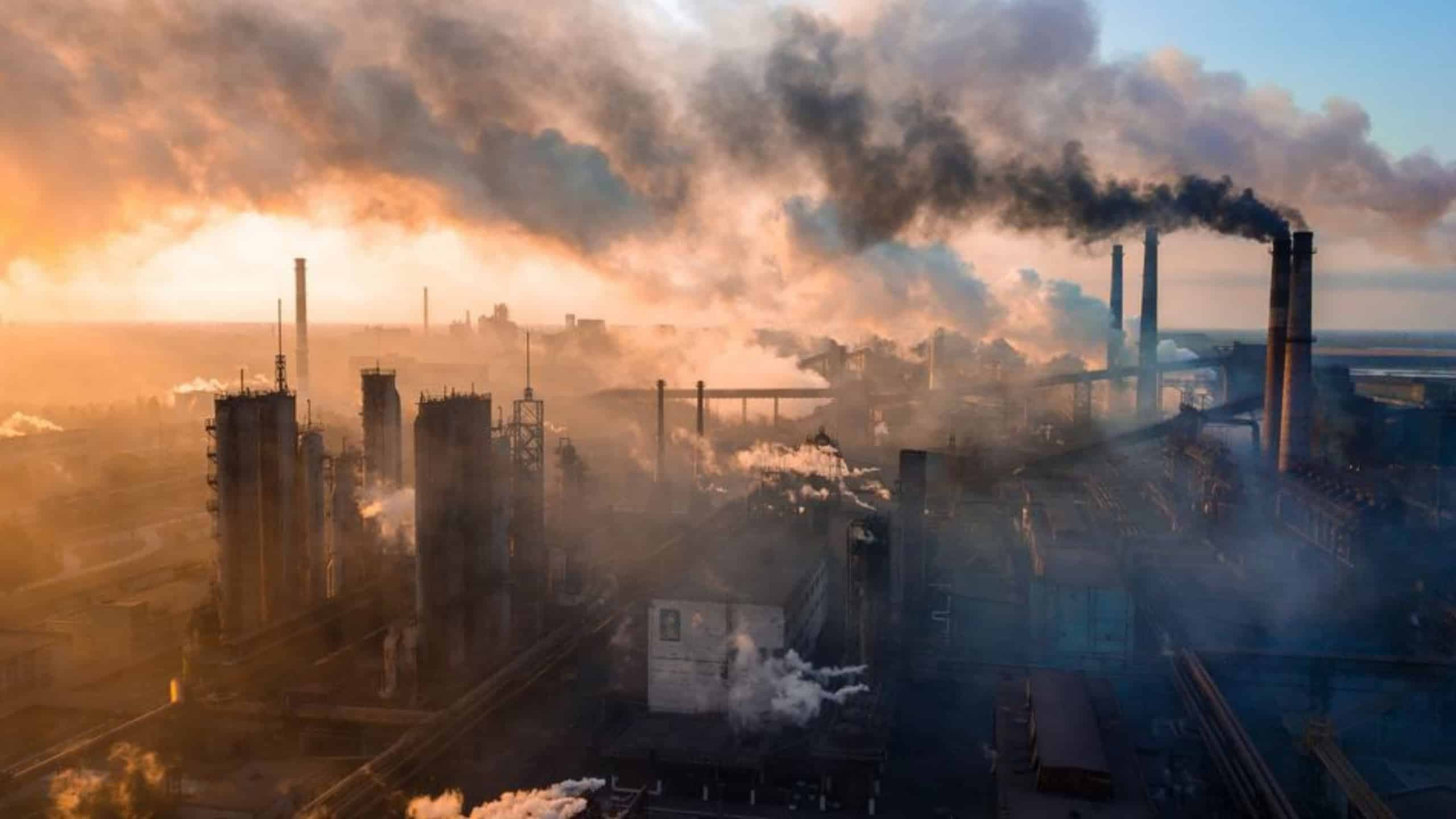 Industrias estão entre as principais afetadas com o limite, mas ao mesmo tempo são responsáveis por parte da poluição do ar
(Imagem: TR Stok/Shutterstock)