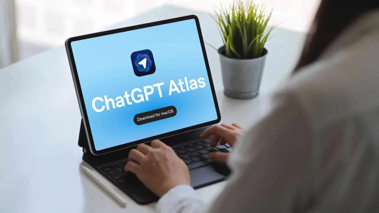 Mulher usando tablet com teclado externo mostrando interface de download atlaschatgpt / Crédito: Azulblue (shutterstock/reprodução)