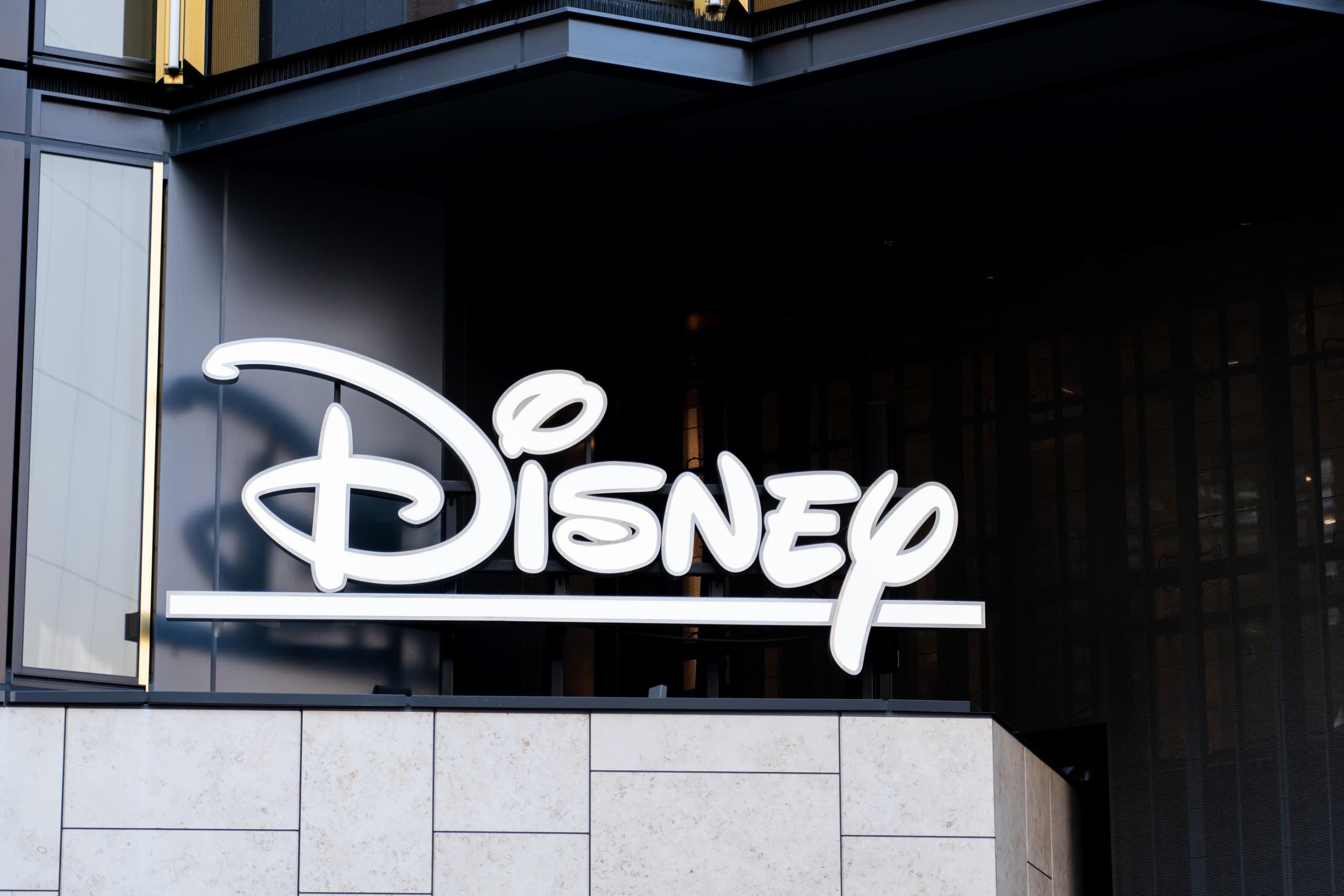 Disney tem queda na TV a cabo, mas lucros crescem em parques e streaming (Imagem: Bankrx / Shutterstock)