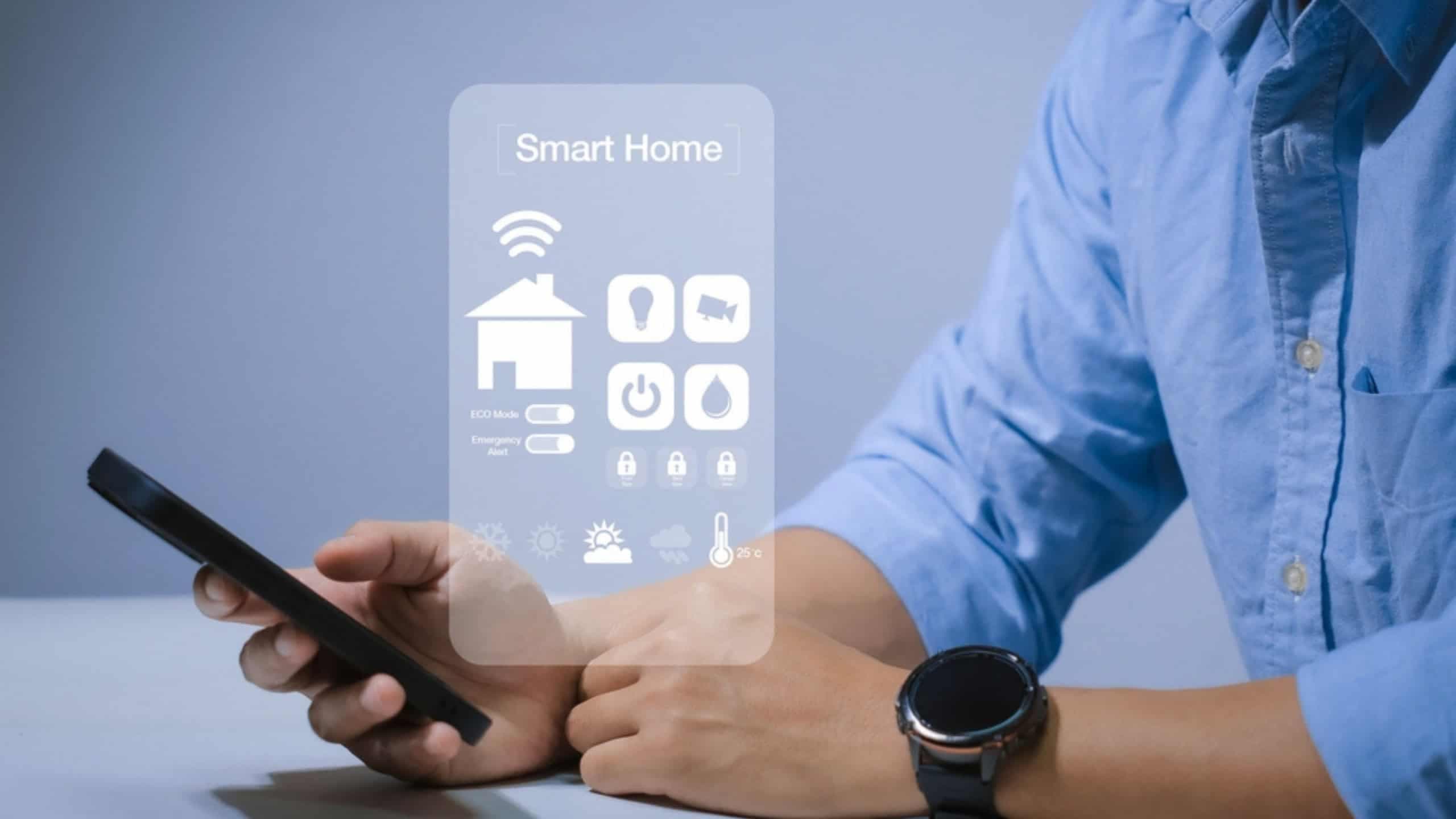 Homem administrando app de casa inteligente - Imagem: Rneaw/Shutterstock