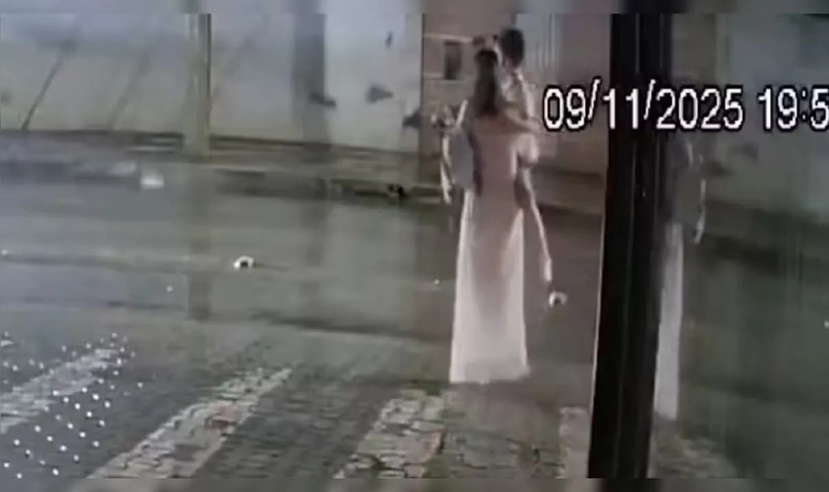 Mãe e filho atravessavam a rua quando foram atropelados.