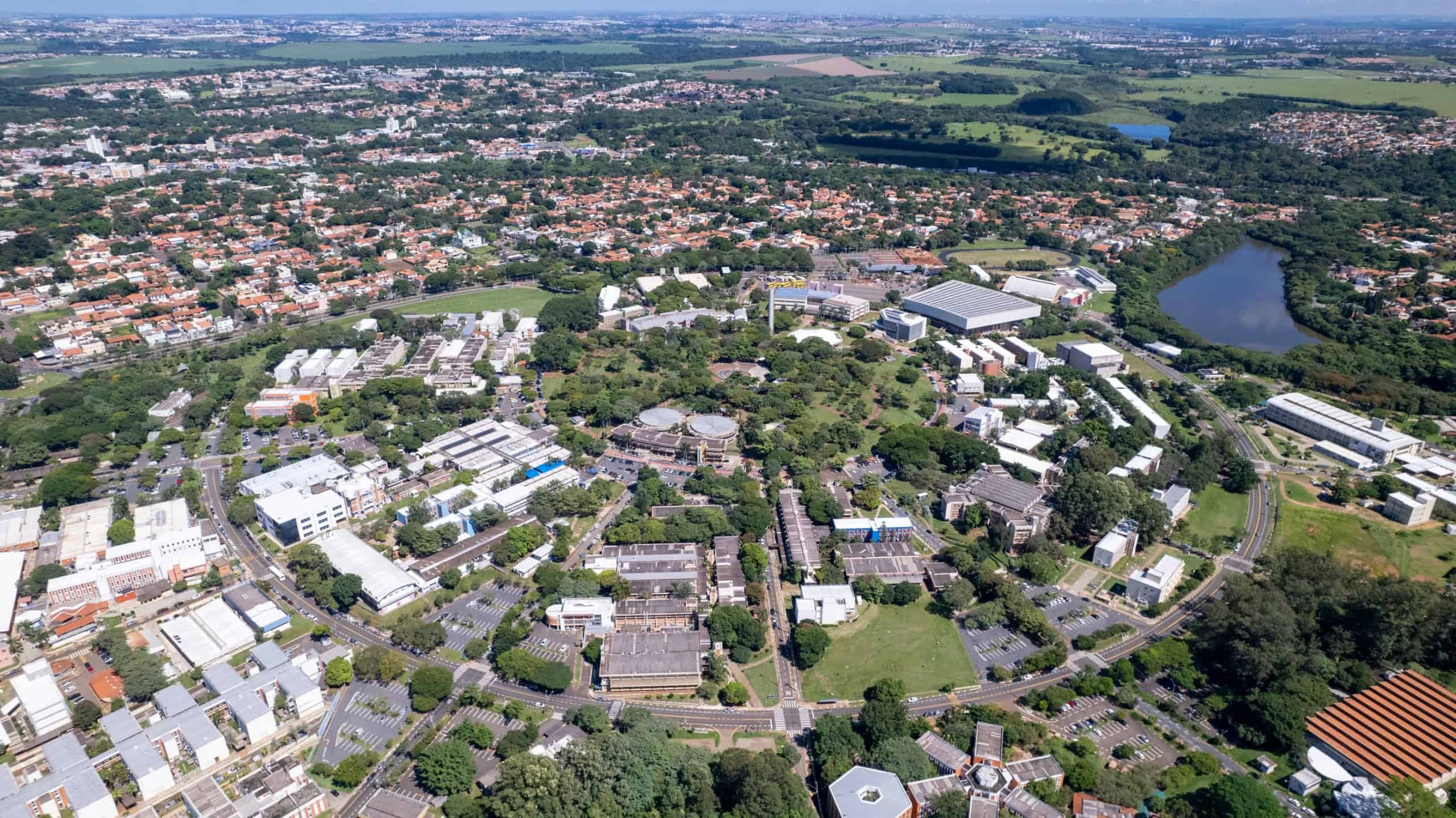 Unicamp apresenta seu maior supercomputador dedicado à Inteligência Artificial (Imagem: ADVTP / Shutterstock)