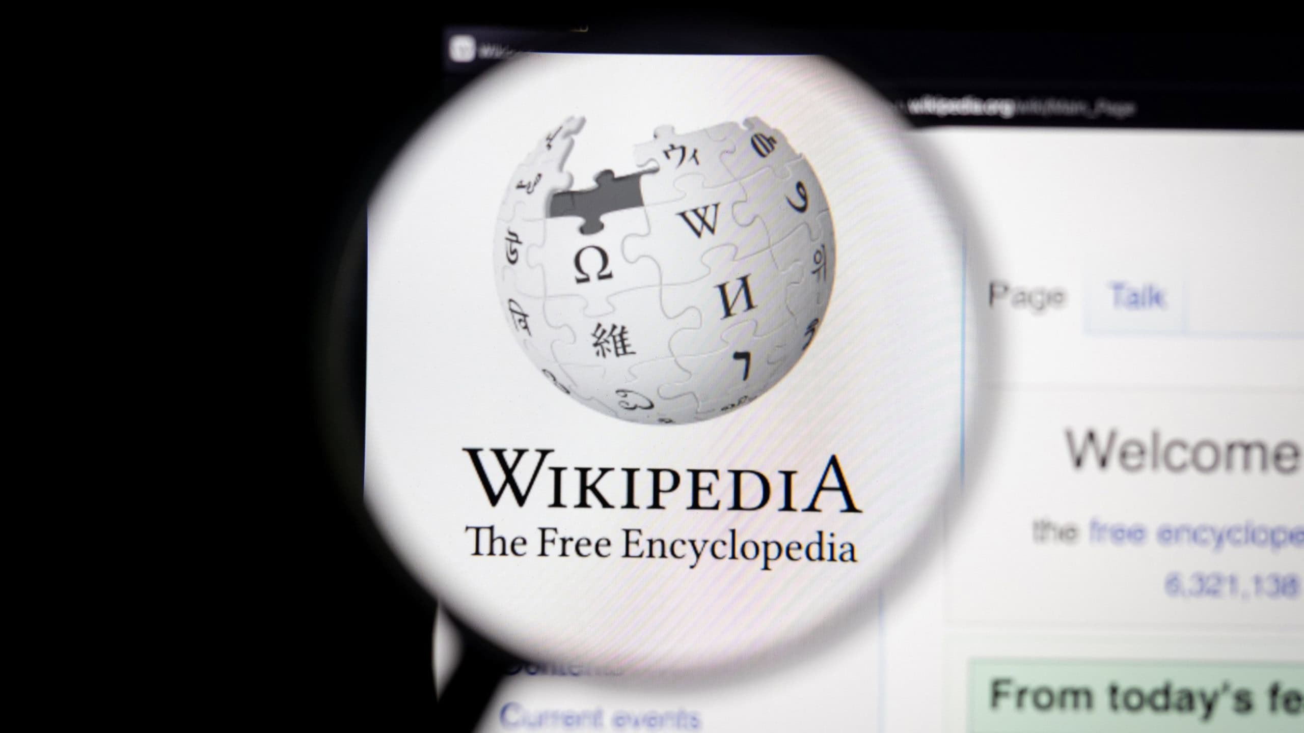 Logo do Wikipédia aproximado por uma lupa - (Imagem: DennisF/Shutterstock)