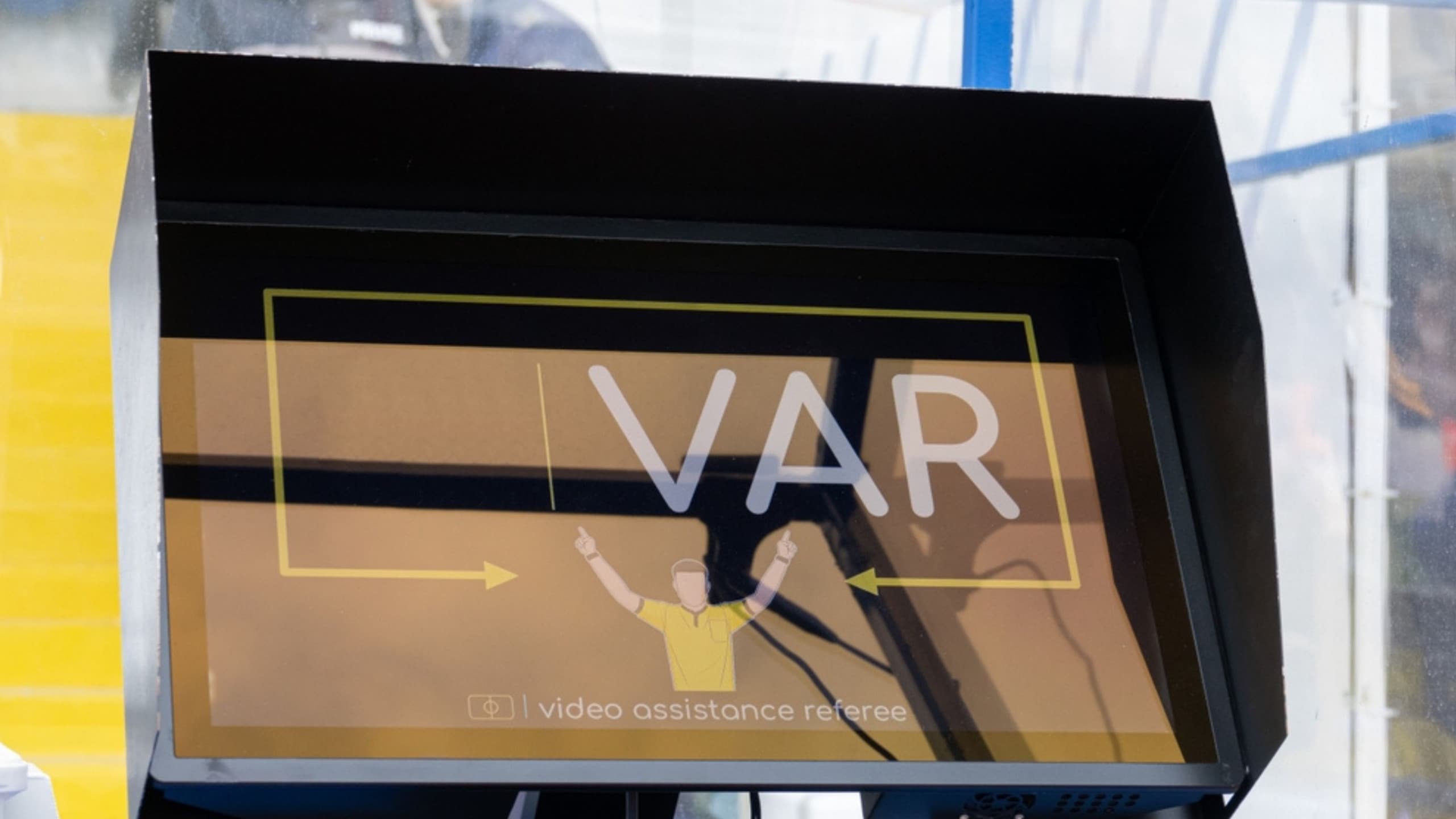 Cabine do VAR onde o árbitro verifica os lances duvidosos - Imagem: Michael Dechev/Shutterstock