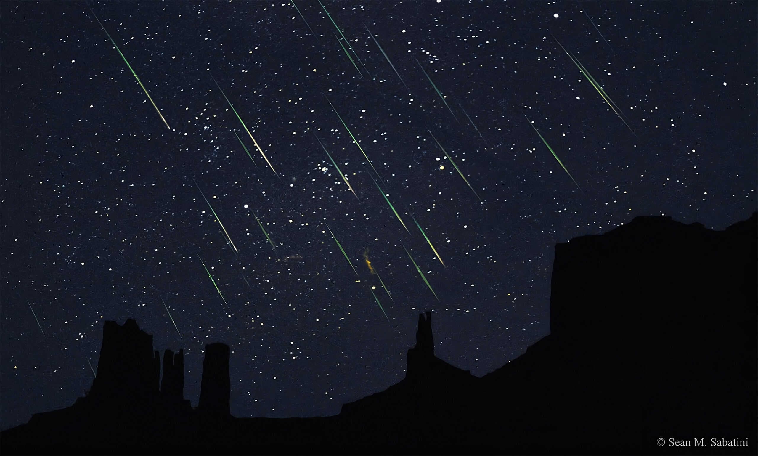 A imagem em destaque é uma composição de seis exposições de cerca de 30 segundos cada feita em 2001, ano em que houve uma chuva de meteoros Leônidas muito ativa. Crédito: Sean M. Sabatini via APOD/NASA