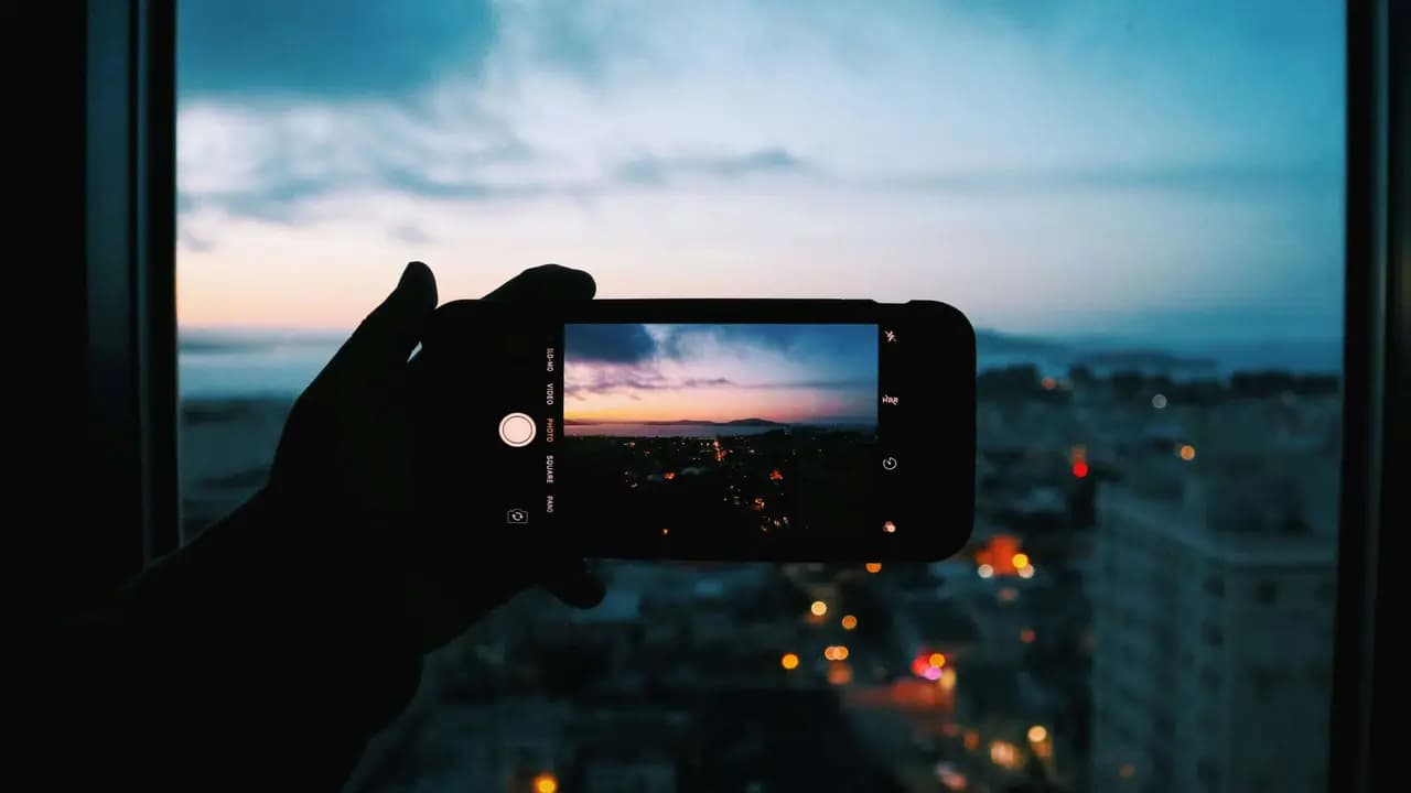 O iPhone capturou o momento, mas qual app vai editar? Conheça 5 alternativaspoderosas ao Clips para dar um toque profissional aos seus vídeos no iOS(Imagem: Sara Ahmed / Unsplash)