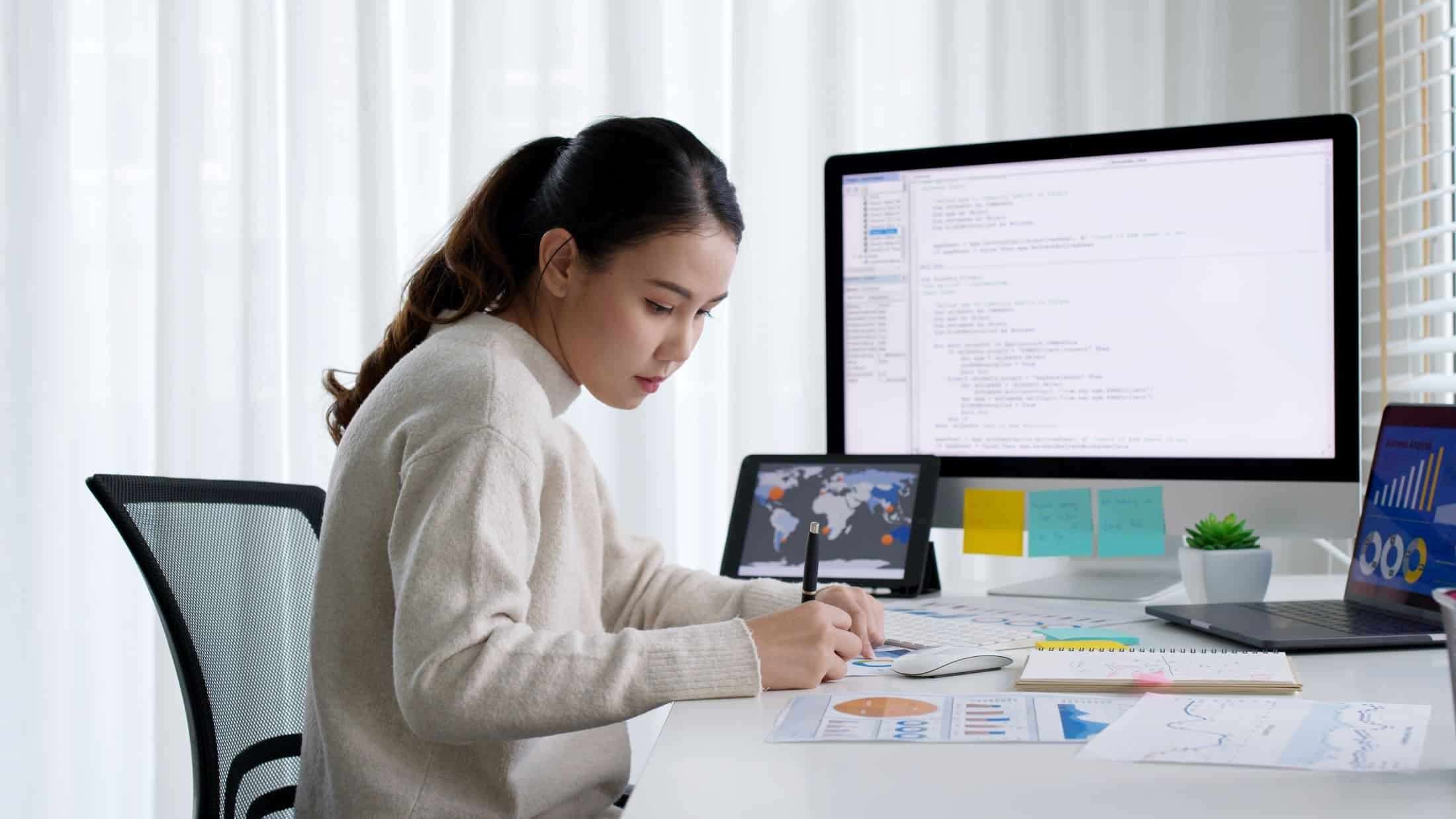 Estudantes estão usando cada vez mais IA. Imagem: shutterstock/chay_tee