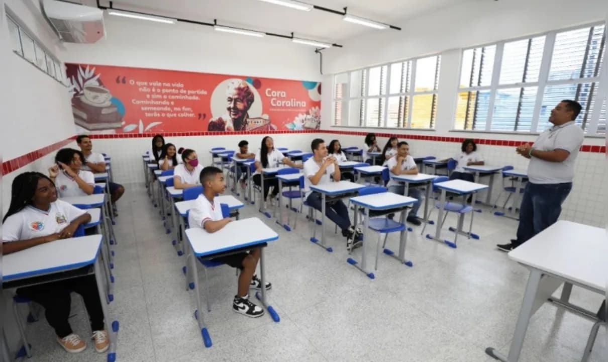 Servidores da Educação terão salário e 13º antecipados na Bahia.