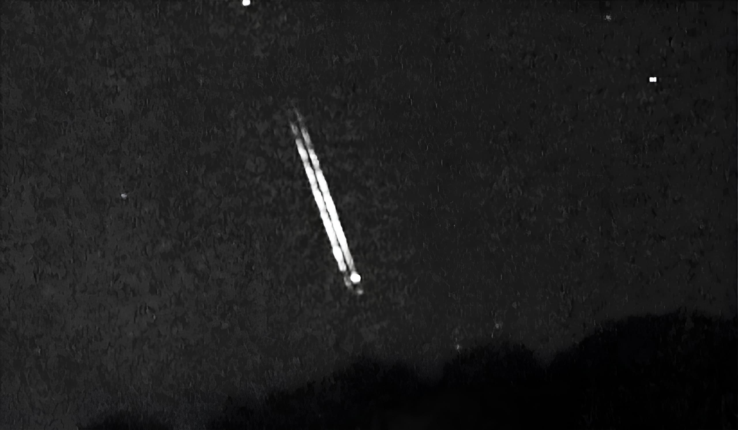 Raríssima imagem de um meteoro duplo flagrado em Porto Rico dia 25 de novembro de 2025. Crédito: Frank Lucena via Spaceweather.com