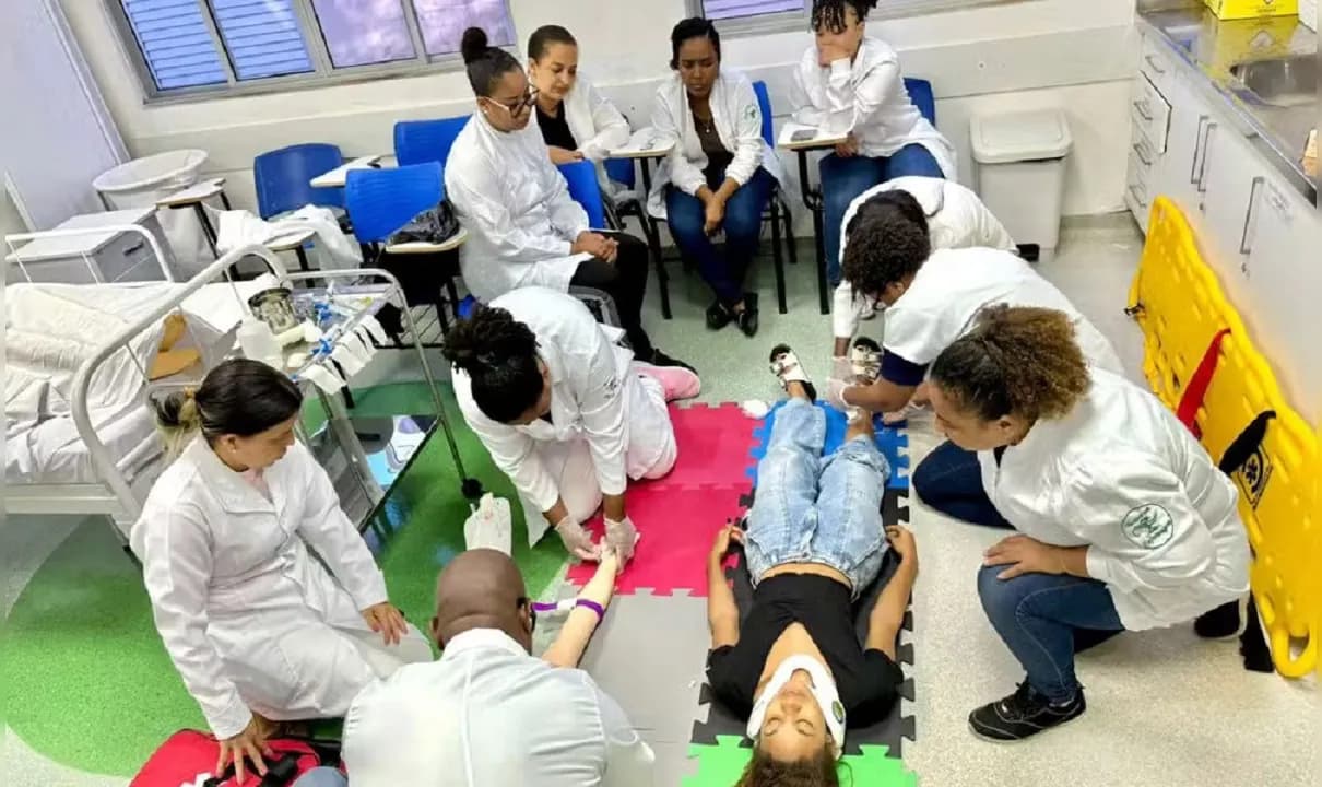 Curso para formar técnicos de enfermagem tem 35 bolsas gratuitas em Salvador.