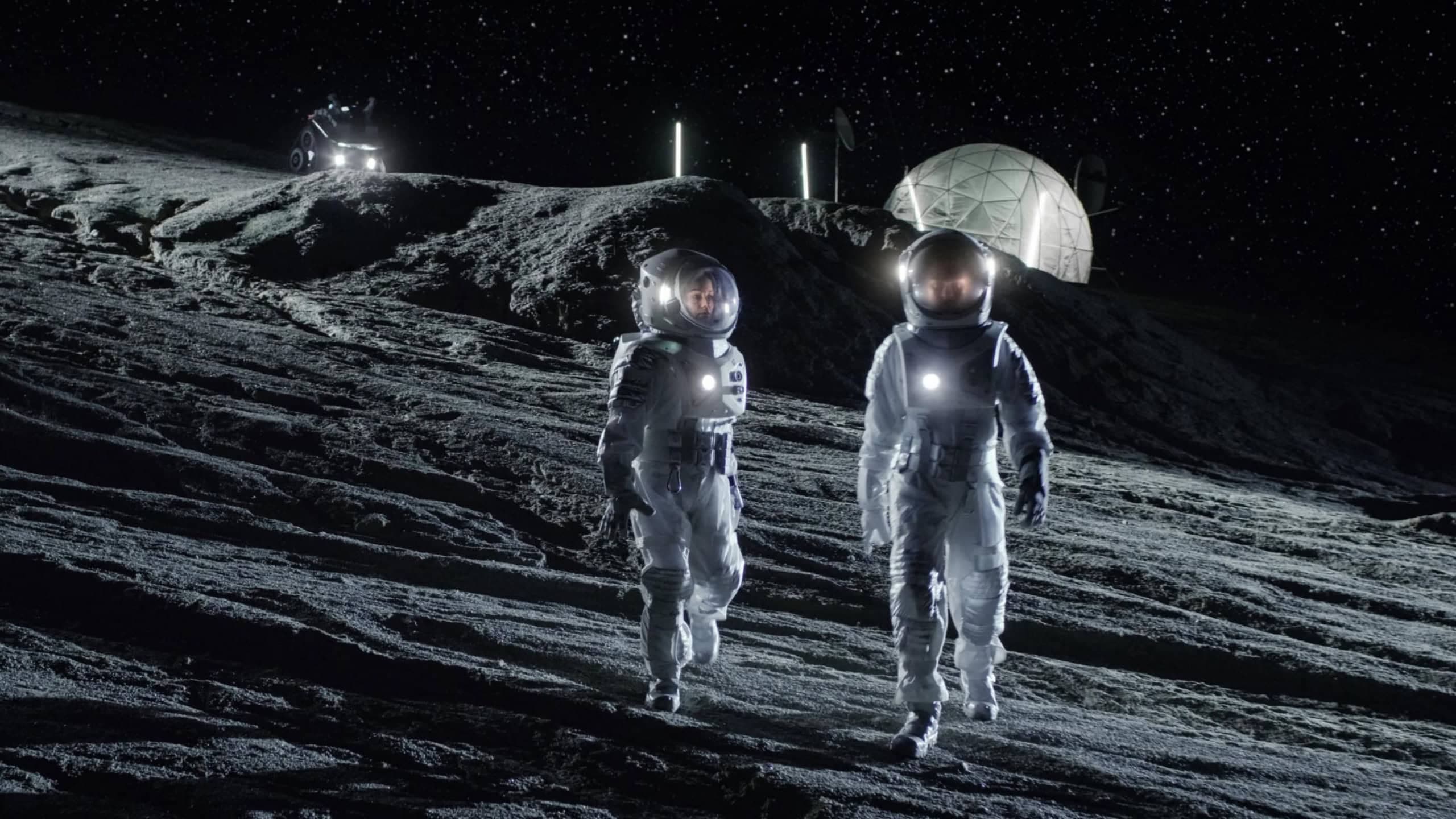 Foto de dois astronautas no espaço - Imagem: Gorodenkoff/Shutterstock