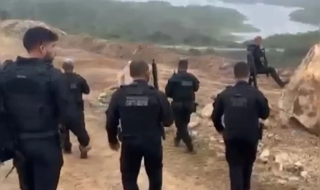 Sobe para oito número de mortos em operação policial contra integrantes de facções criminosas no Recôncavo da Bahia.