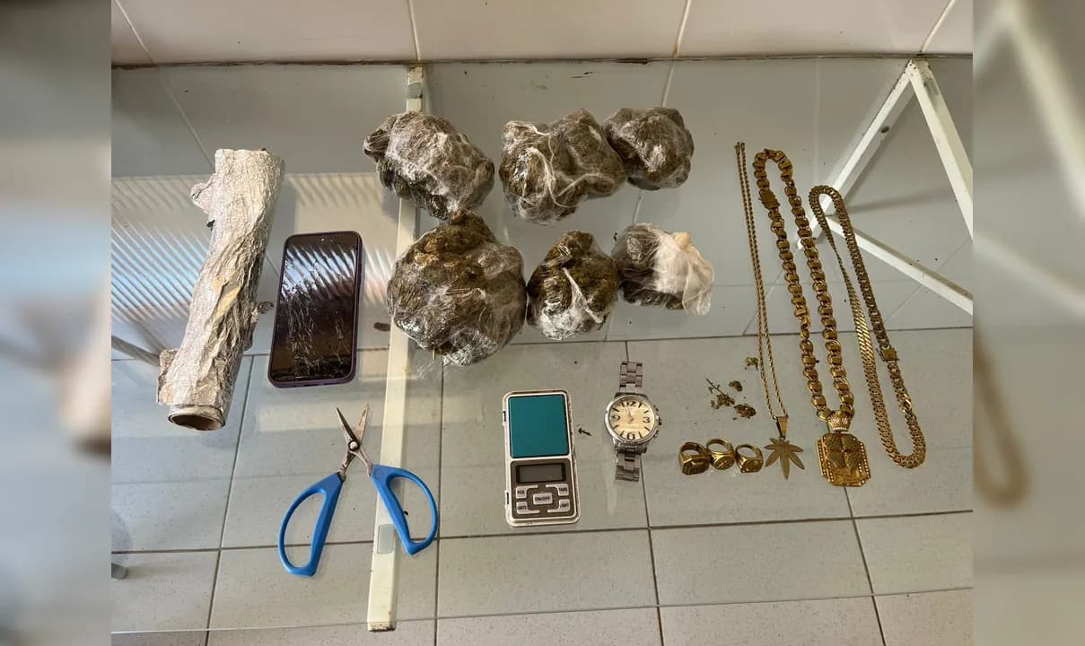 Suspeitos foram surpreendidos por policiais em ronda.