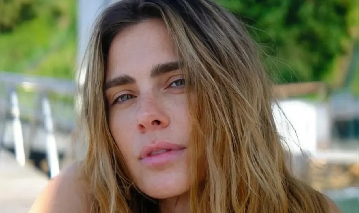 Em Salvador, Carolina Dieckmmann curte férias após fim da novela 'Vale Tudo'.