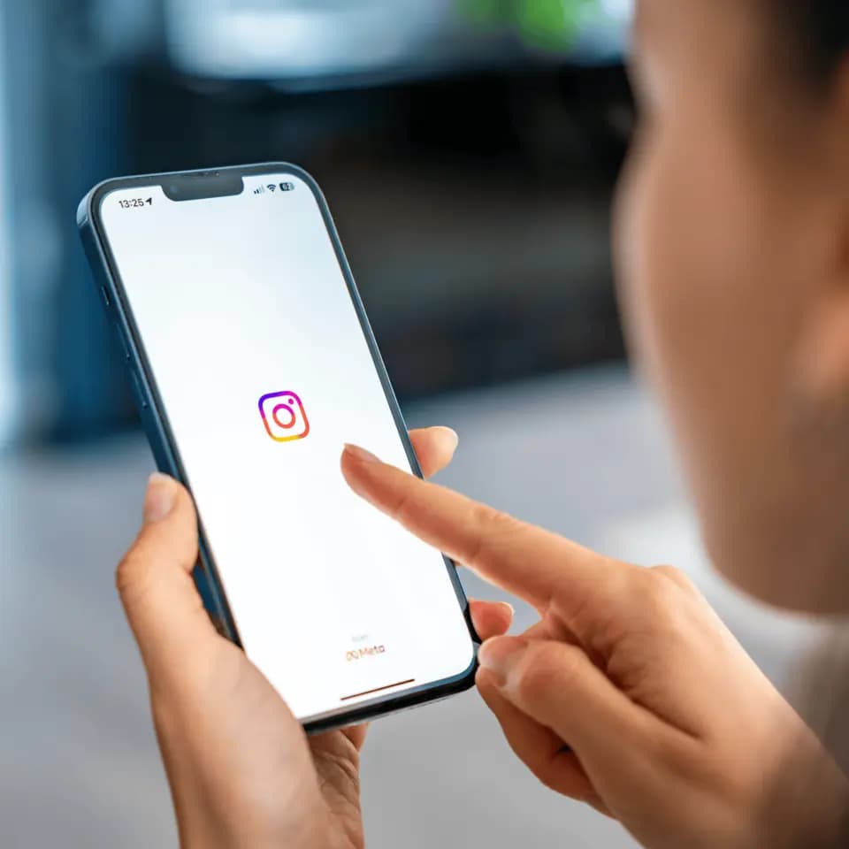 Mark Zuckerberg cria opo no Instagram para adolescentes. mtodo tem o objetivo detrazer mais segurança para país e filhos (Reprodução: Shuterstock: TatianaDiuvbanova)