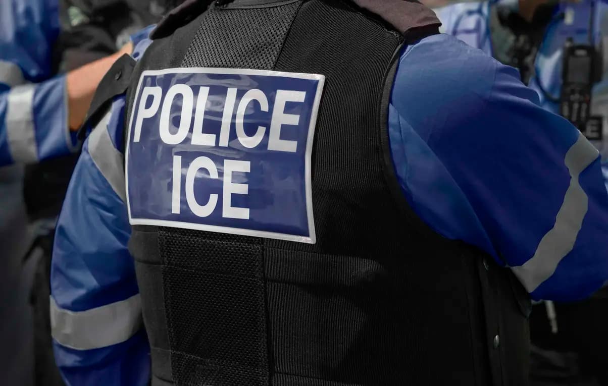 Ataques contra agentes do ICE cresceram mais de 1.000% (Imagem: Lawrey/iStock)