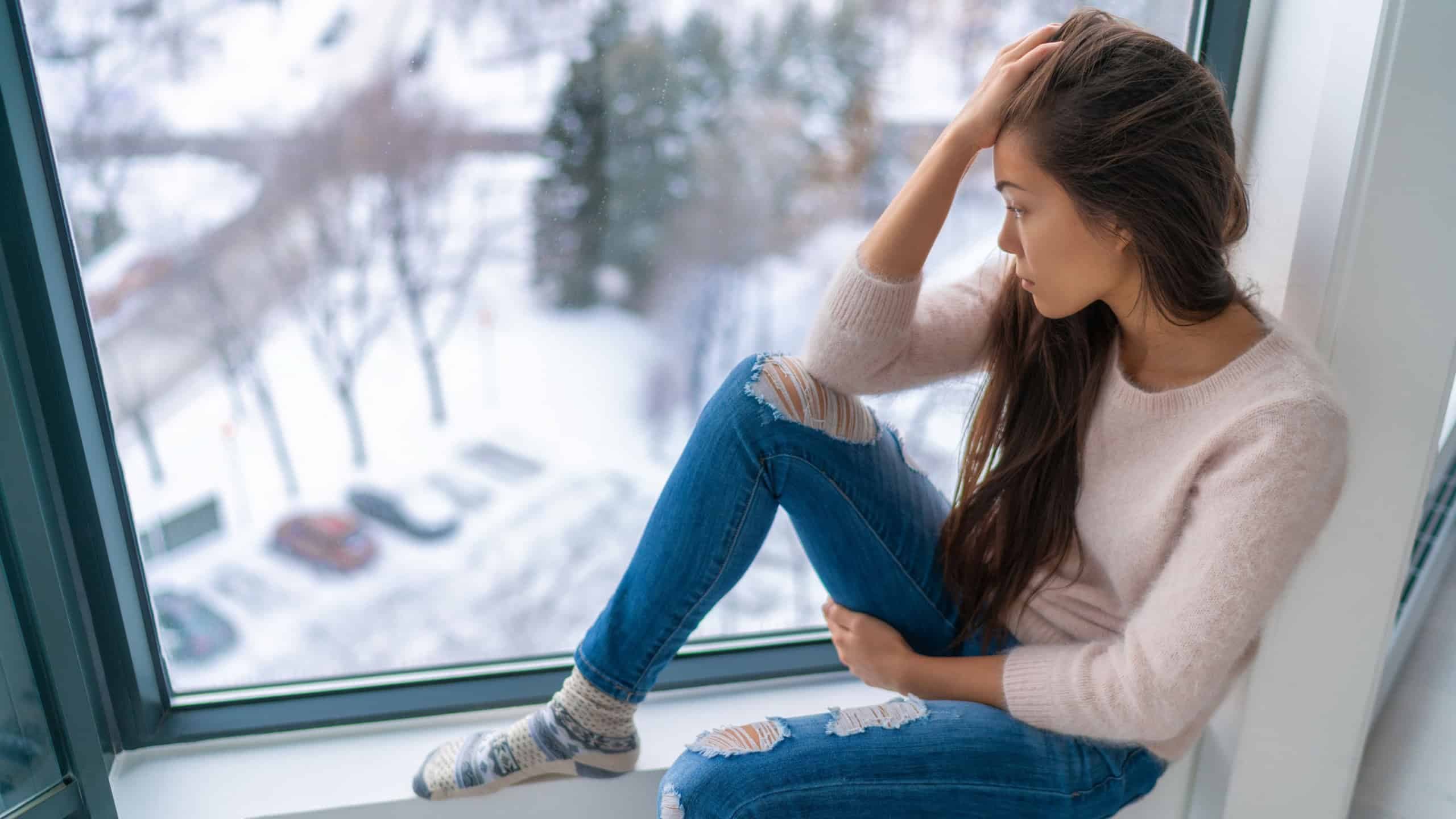 Onde a neve cai por longos meses, o silêncio do inverno muitas vezes ecoa na alma com sinais de tristeza sazonal/Shutterstock_Maridav