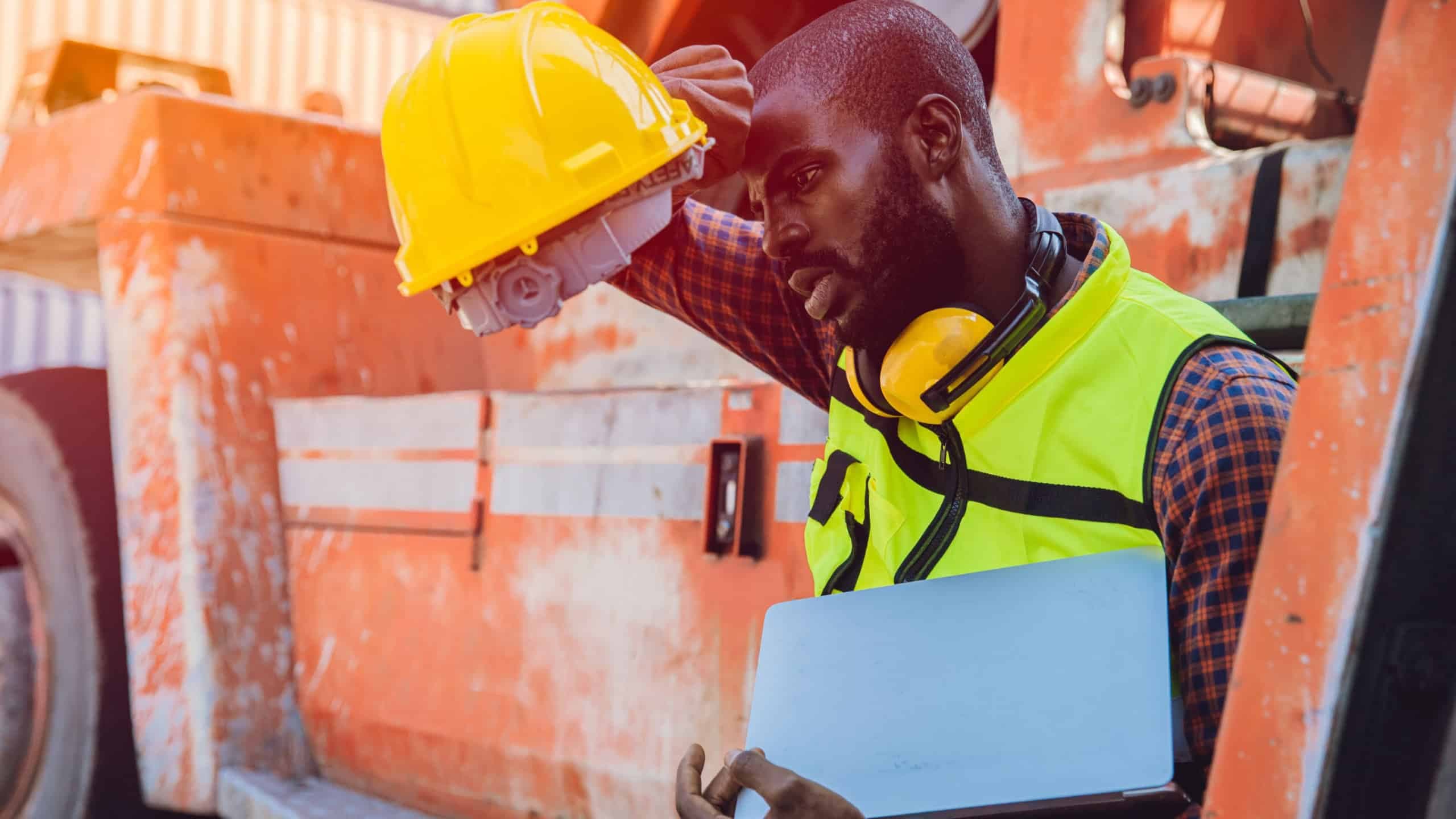 Homem cansado no trabalho / Crédito: Quality Stock Arts (shutterstock/reprodução)