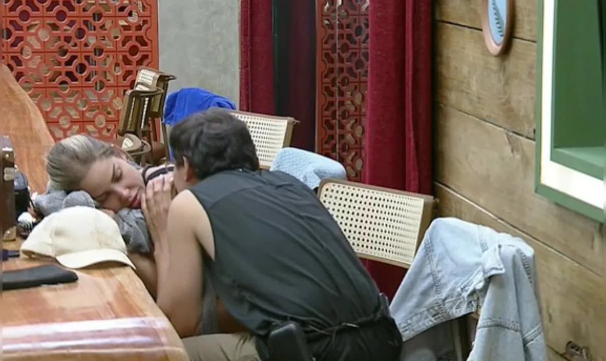 Dudu Camargo teria dado em cima de Rayane durante a madrugada deste sábado (22) no reality show da Record.