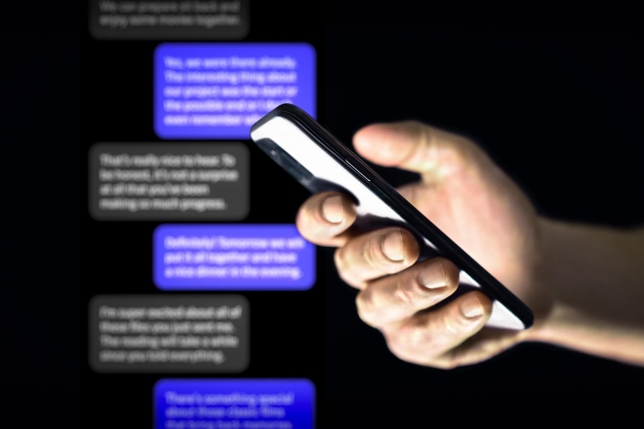 Criminosos enviam promoções inexistentes por e-mails, SMS e mensagens de WhatsApp (Imagem: Tero Vesalainen/iStock)