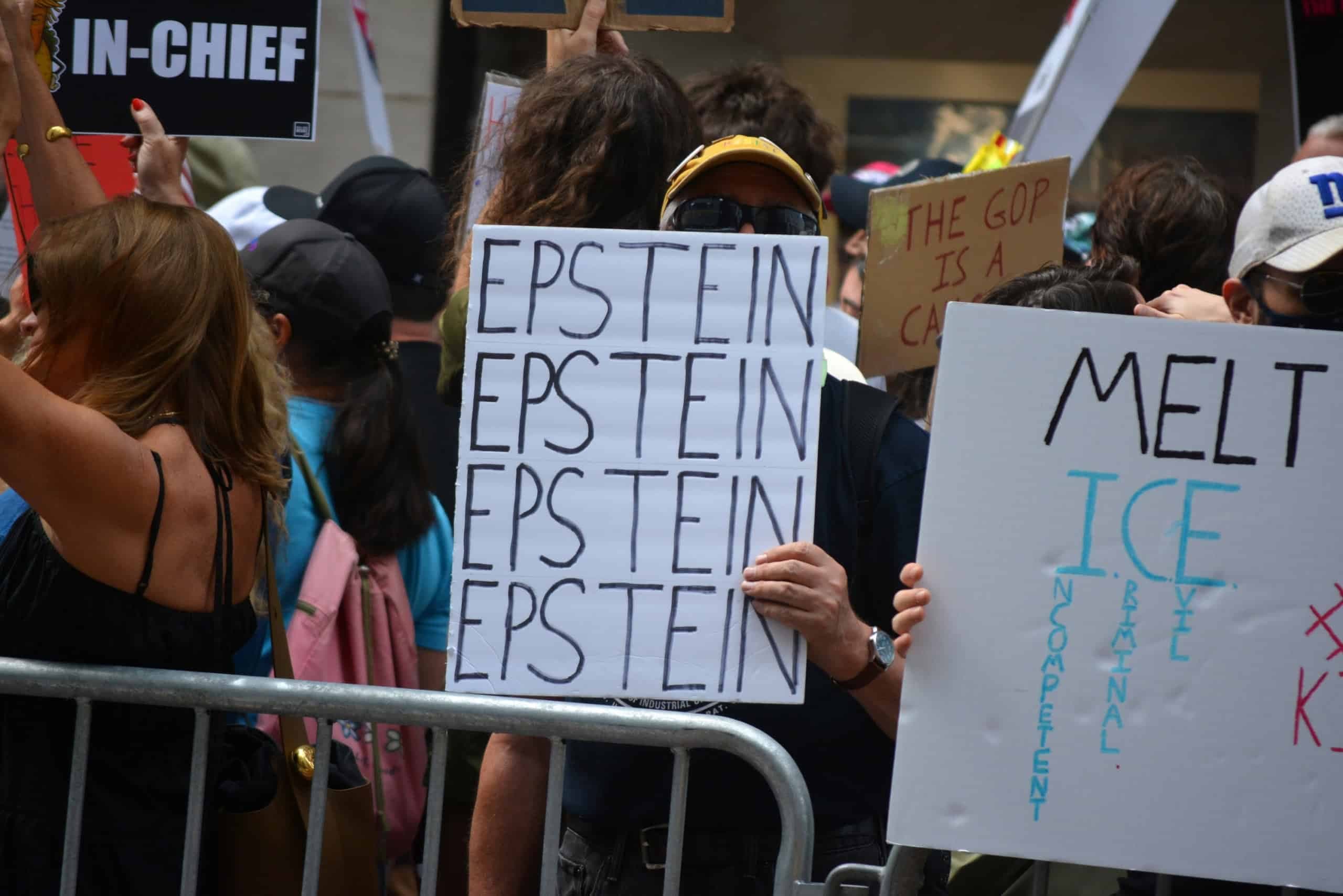 Pressão política e novos documentos sobre Epstein levam Summers a deixar a OpenAI (Imagem: Christopher Penler / Shutterstock)
