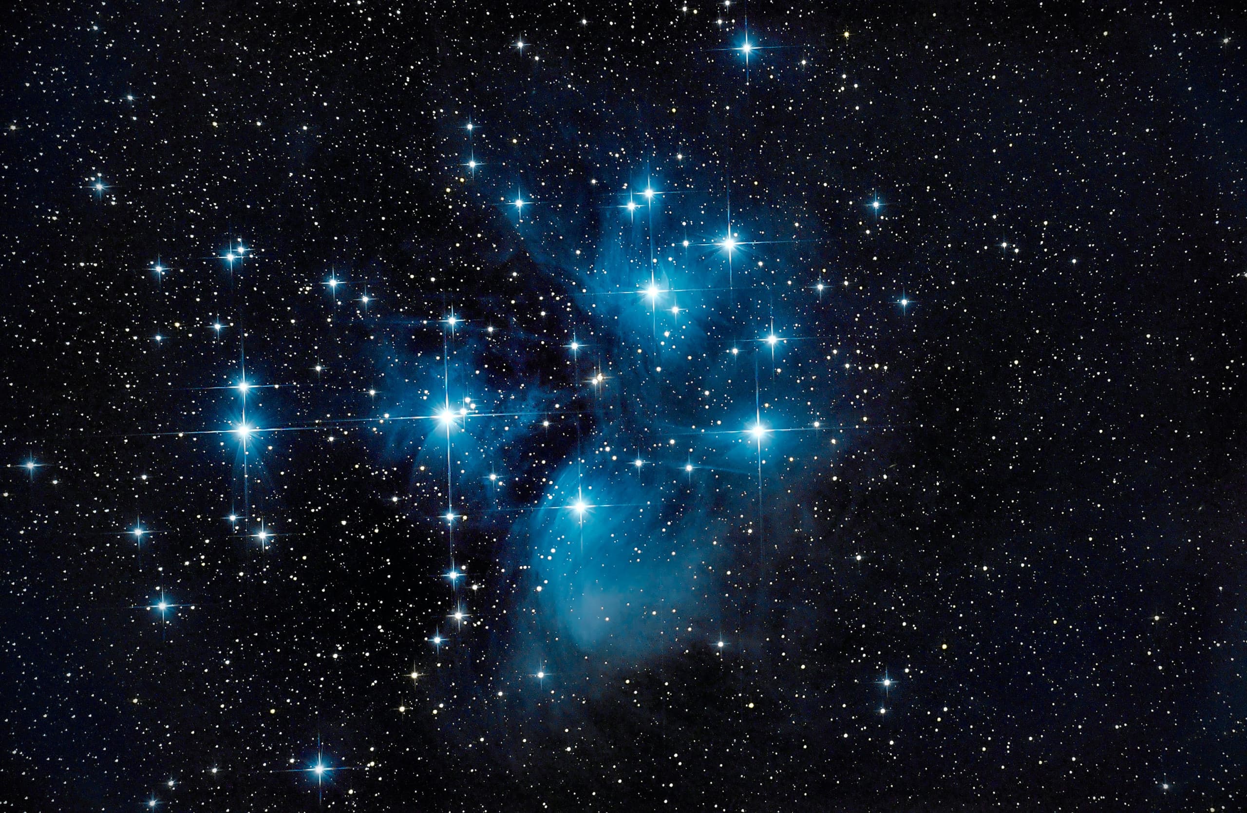 O aglomerado das Plêiades – também conhecido como Messier 45 (M45) ou "As Sete Irmãs" – é um dos agrupamentos estelares mais famosos e facilmente visíveis a olho nu no céu noturno. Crédito: Alexandru Canpan - Shutterstock