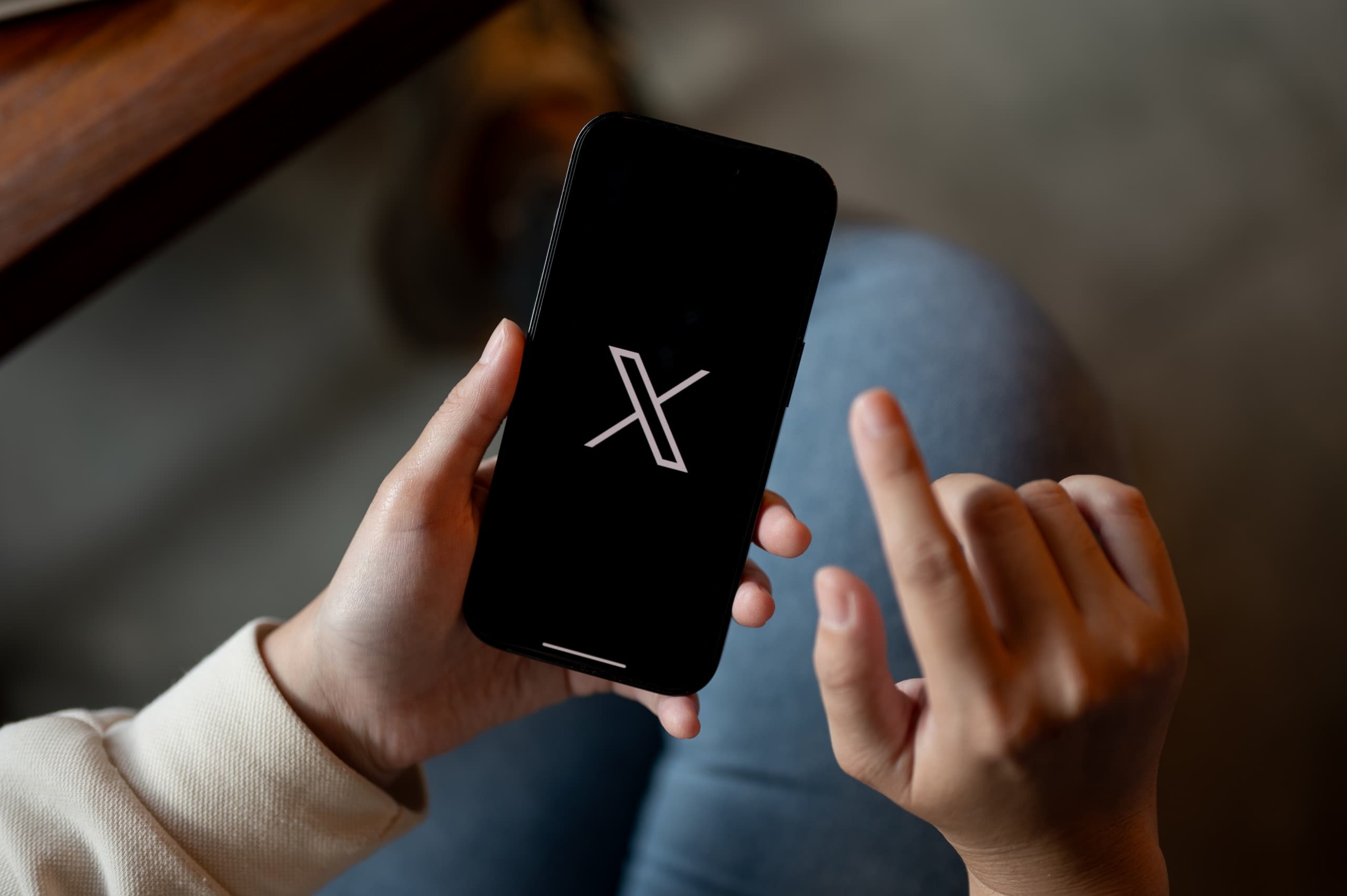 X estreia Chat com proteção reforçada e ferramentas modernas de comunicação (Imagem: BongkarnGraphic / Shutterstock)