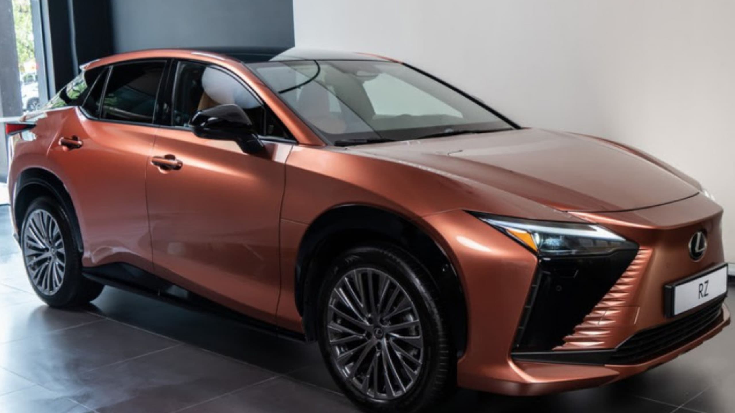 Veículo busca espaço no segmento premium eletrificado (Imagem: Divulgação/Lexus)