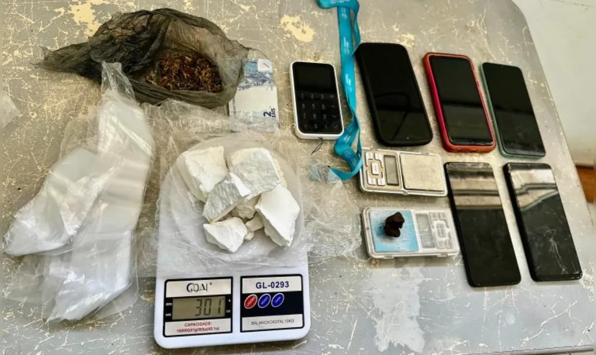 Homem tem 33 anos e foi capturado pela polícia com diferentes materiais ilícitos; saiba mais. 