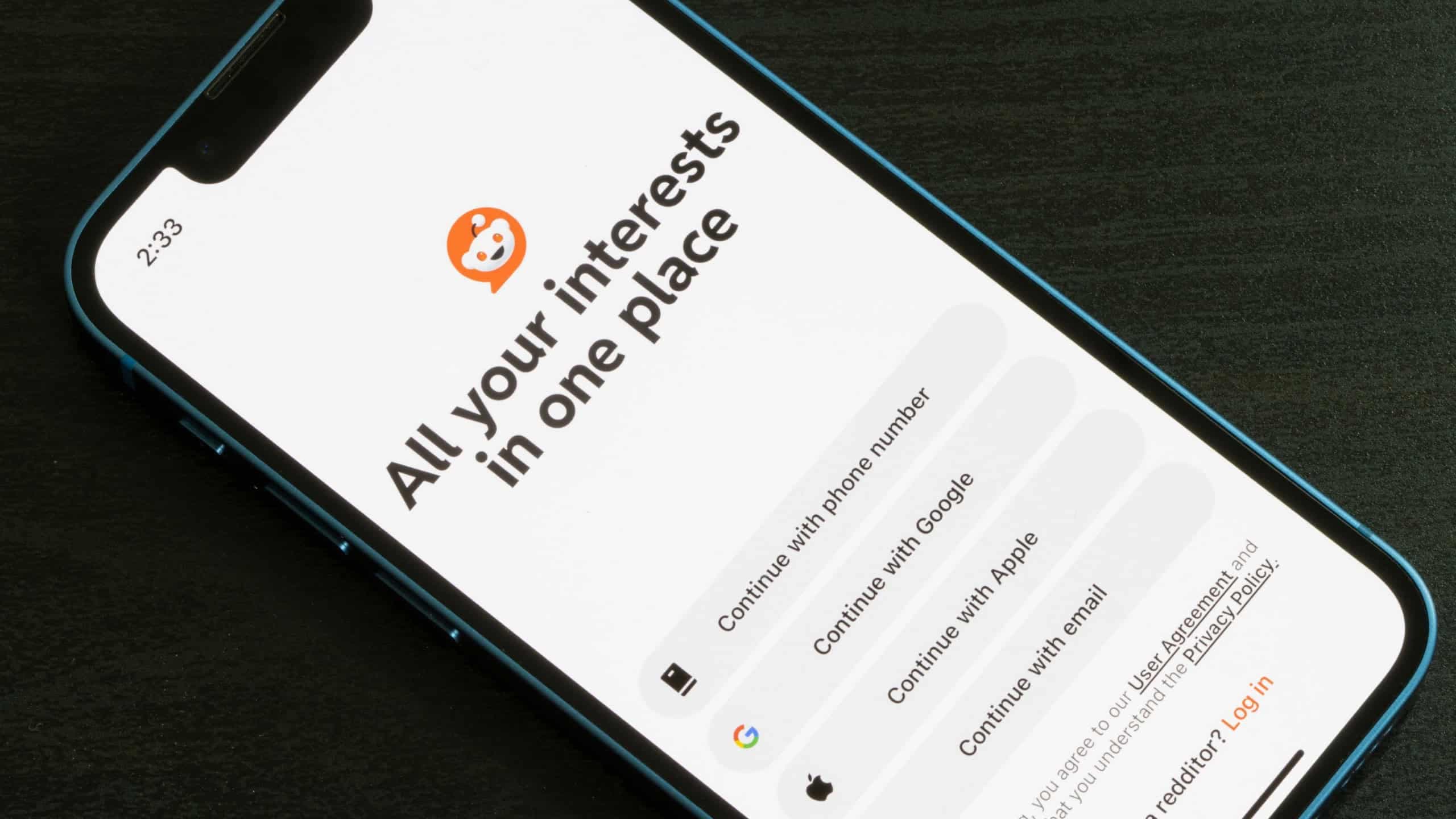Celular com o app do Reddit aberto / Crédito: Tada Images (shutterstock/reprodução)