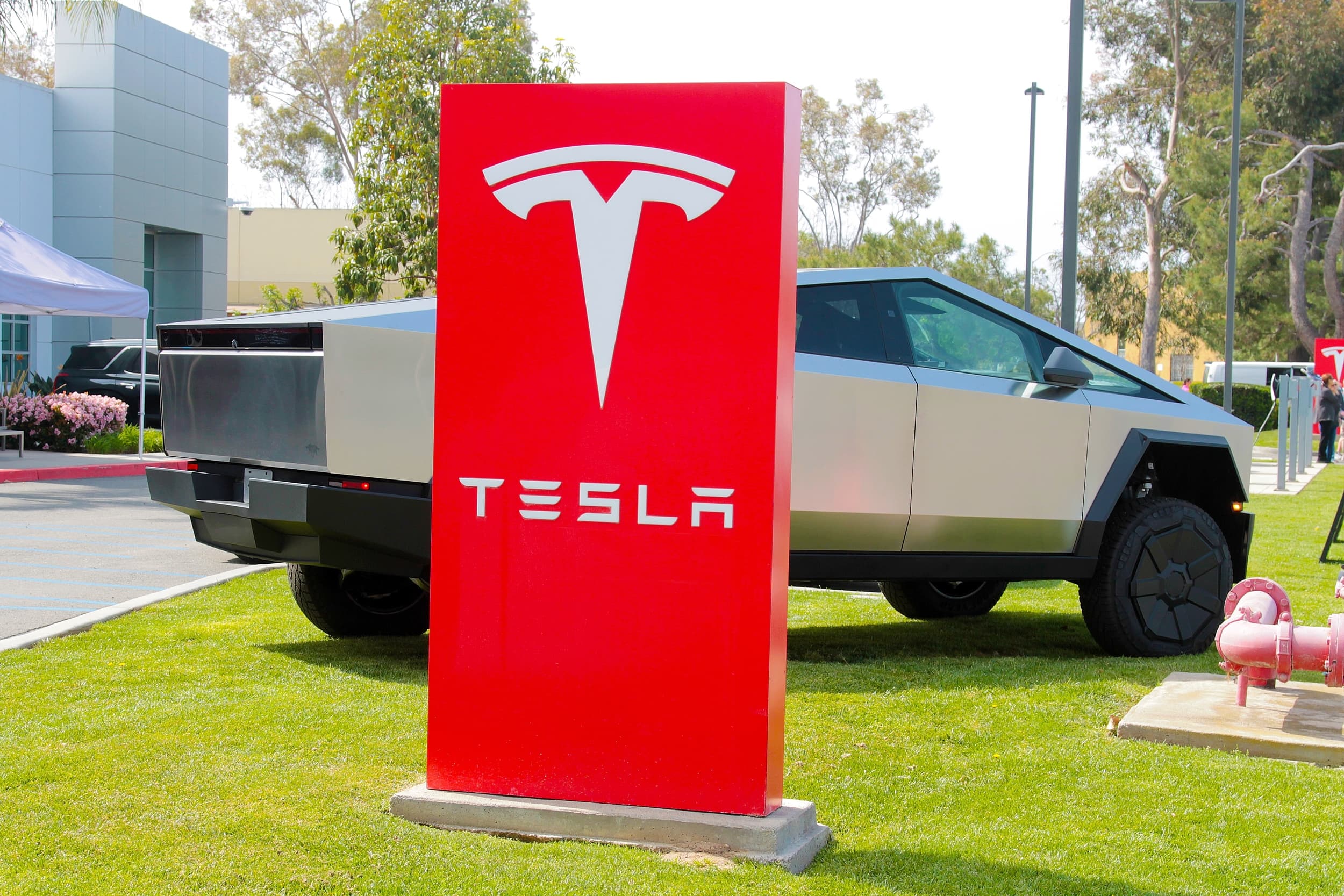 Elon Musk mantém comando da Tesla com acordo trilionário, e ações despencam (Imagem: mikeledray / Shutterstock)