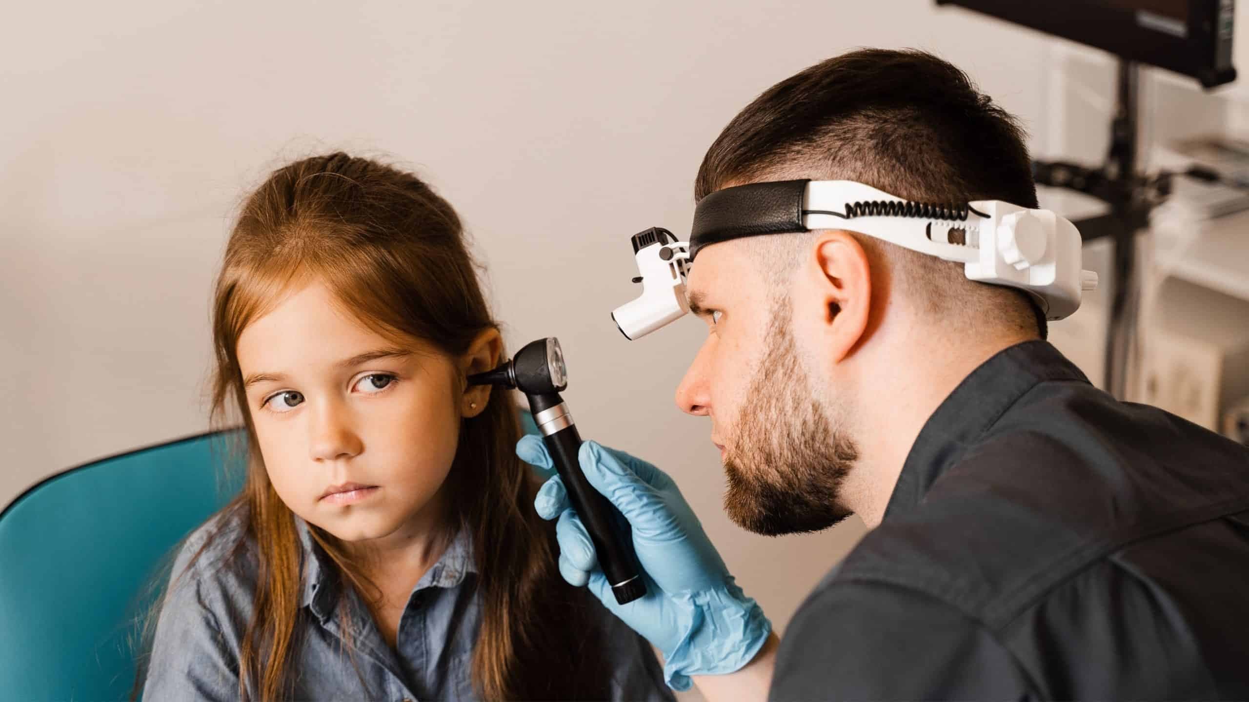 Otoscopia em ouvido de criança com otoscópio. [ / Crédito: Rabizo Anatolii (Shutterstock/reprodução)