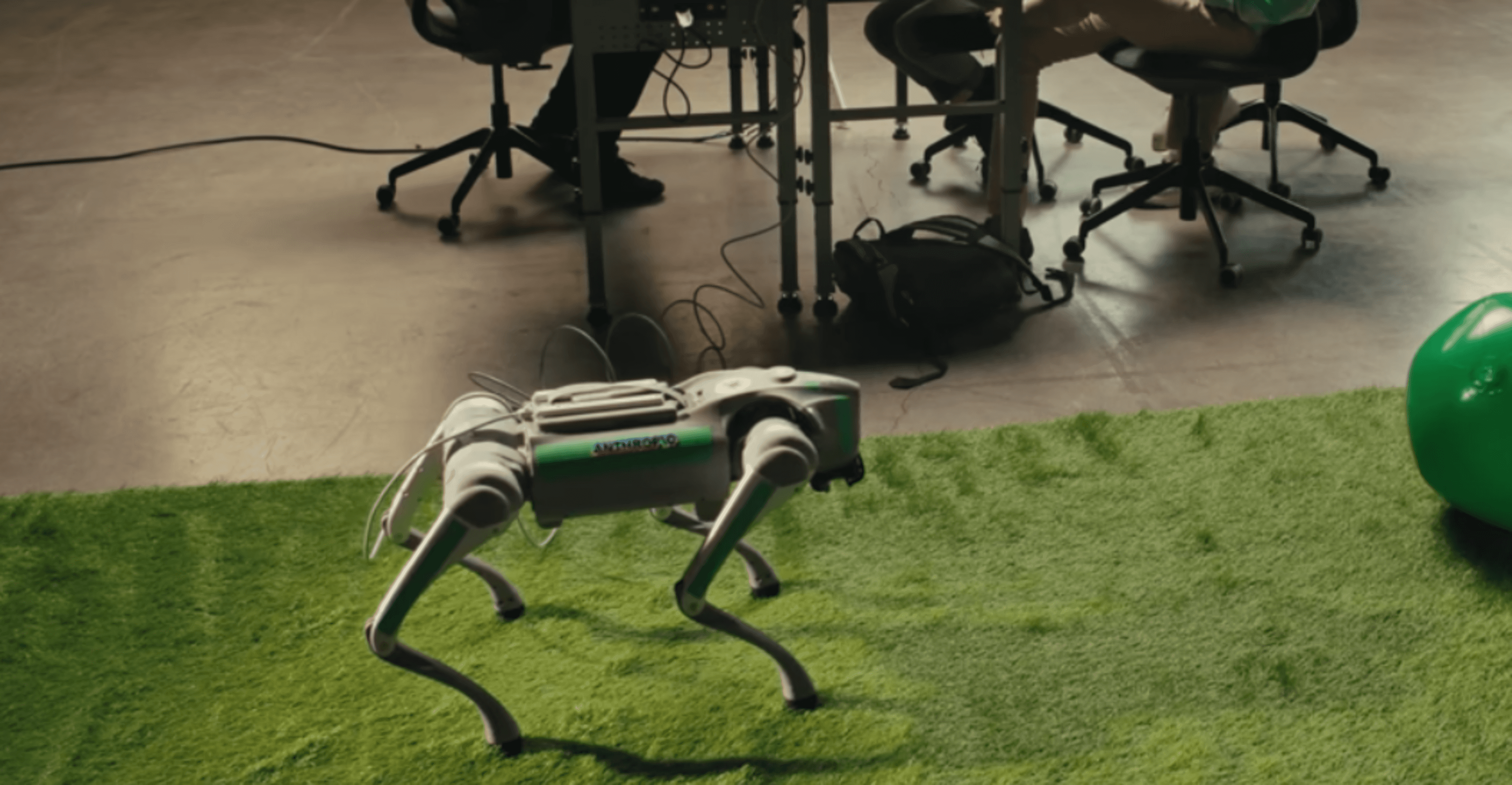 IA Claude controla cachorro robô e mostra avanço no uso físico de inteligência artificial (Imagem: Anthropic)