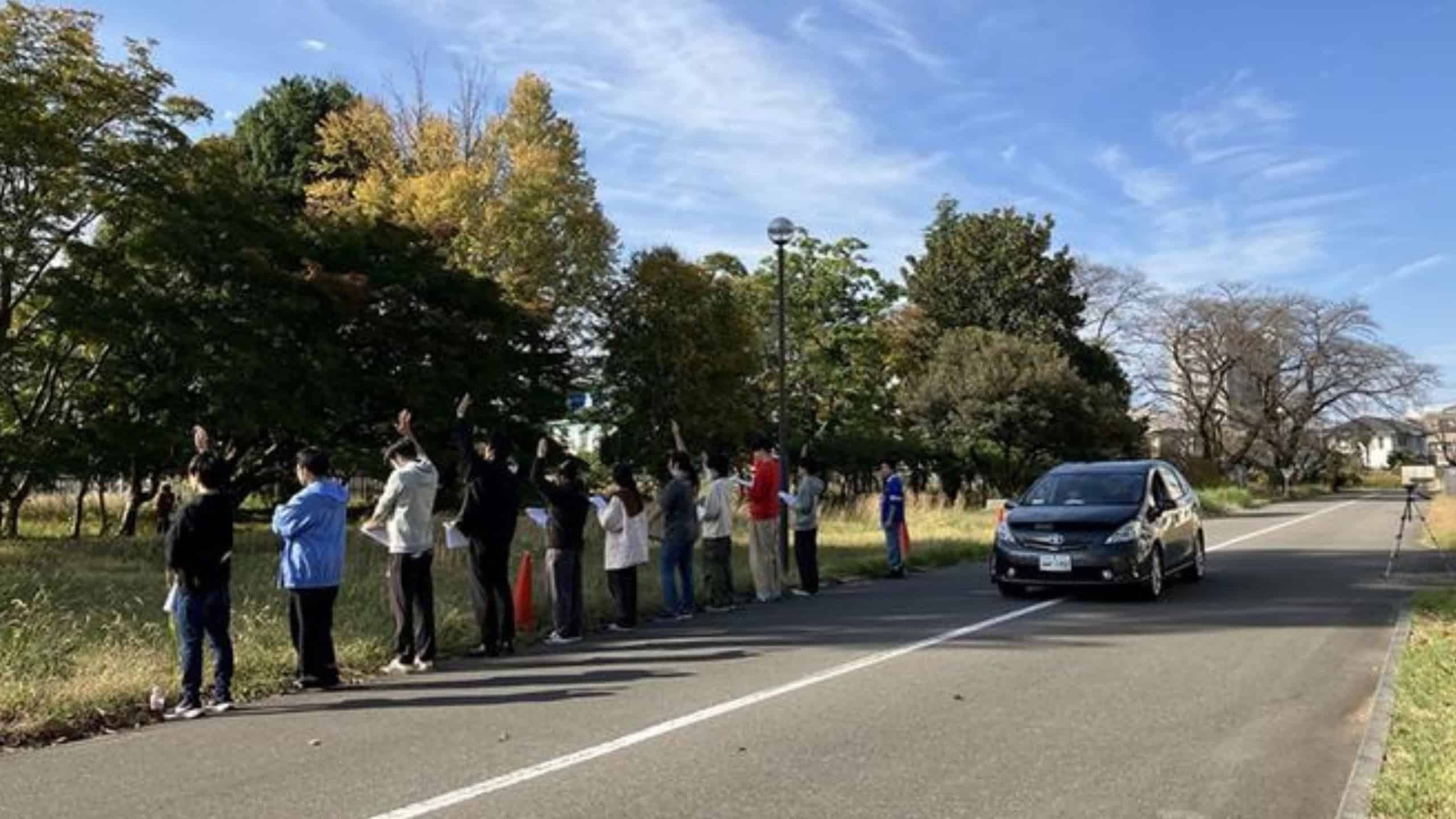 O teste foi realizado em dois ambientes diferentes com voluntários. Um dos locais foi a rua, o que ajudou a simular situações de aproximação do veículo na prática em vias públicas (Imagem: Mei Suzuki/Divulgação)
