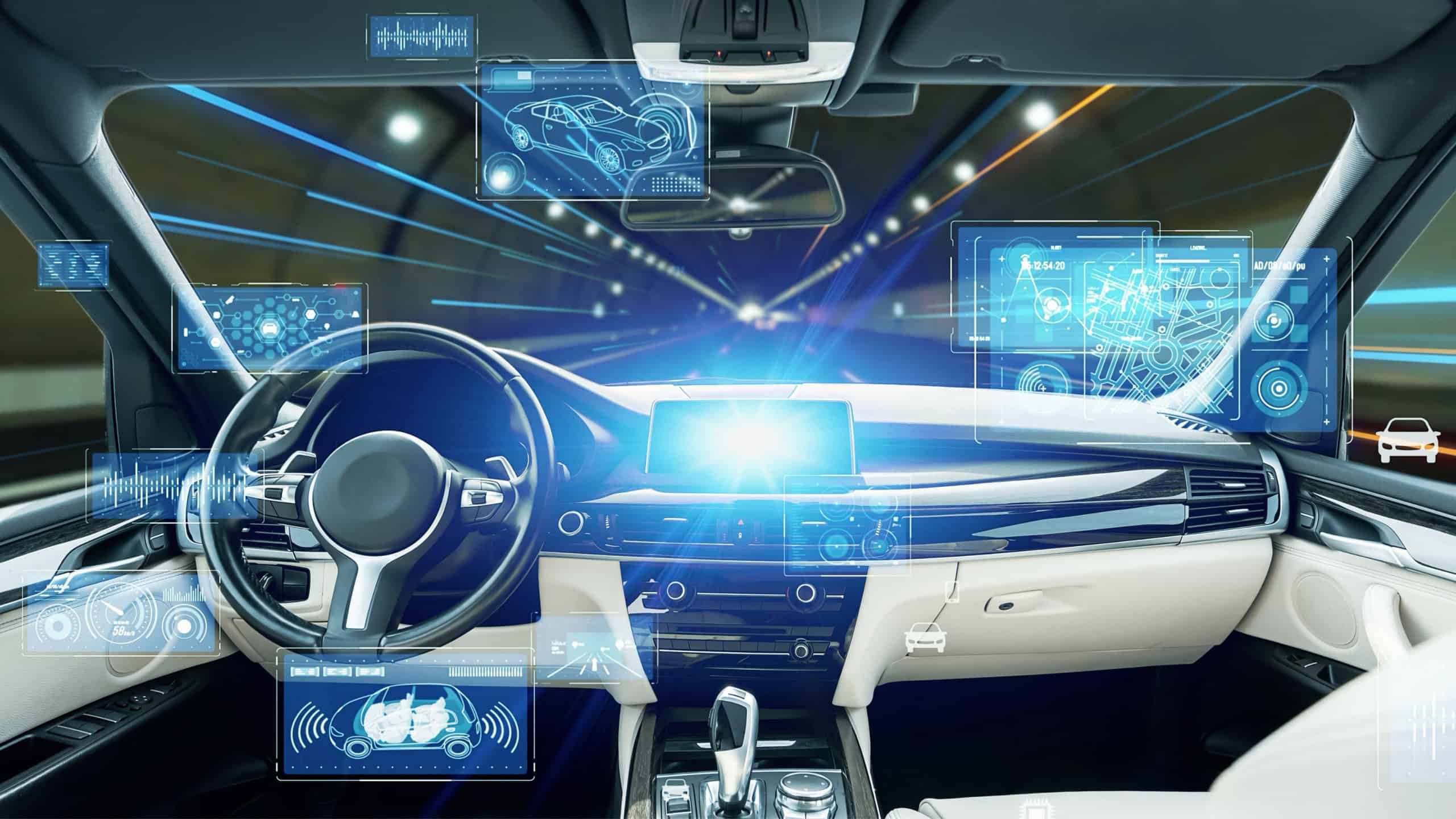 Interior de carro autônomo com sistema de direção assistida e HUD (Head-Up Display) / Crédito: metamorworks (Shutterstock)