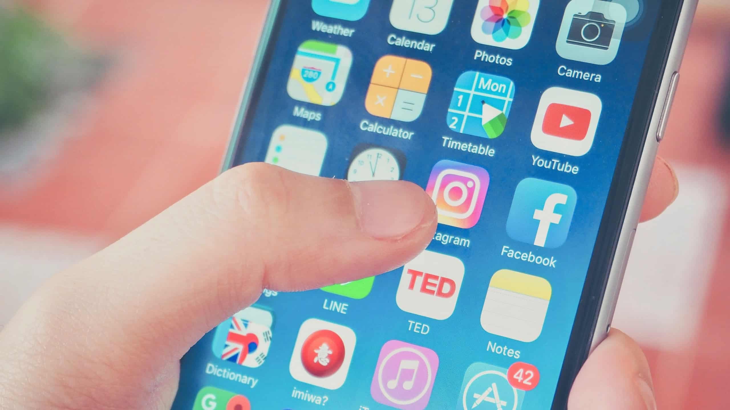 O vício em Instagram pode transformar minutos em horas, afetando sua produtividade, sono e bem-estar emocional/Shutterstock_Jesse33