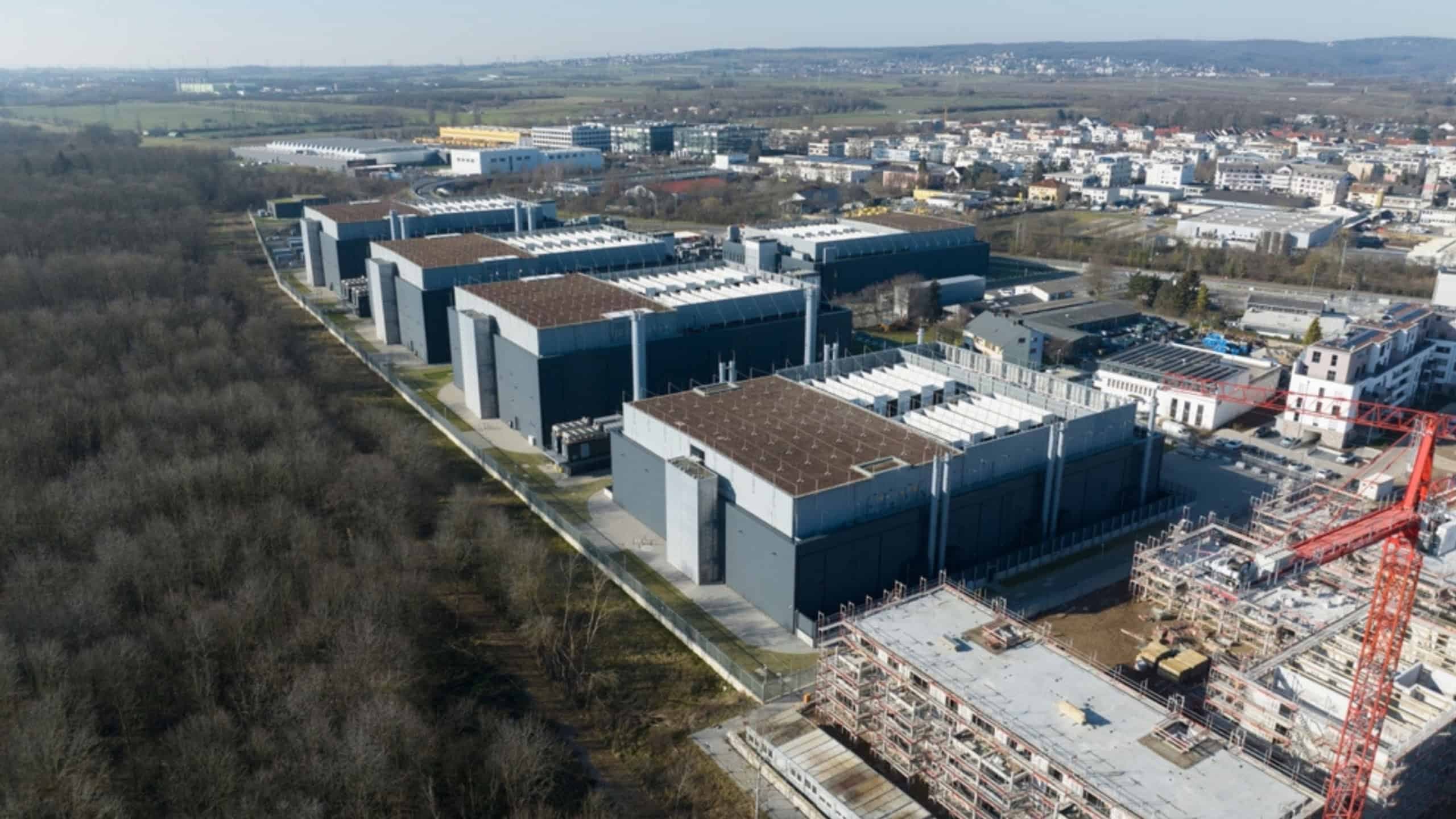 O local deve abrigar máquinas de rede fundamentais para processar, armazenar e gerenciar grandes volumes de dados
(Imagem: Make more Aerials/Shutterstock)