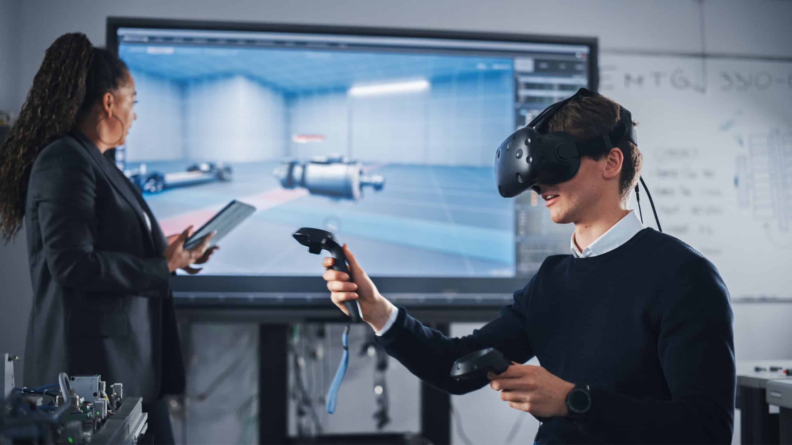 Estudante usa um headset de realidade virtual com controles para design, desenvolvimento e prototipagem em software CAD / Crédito: Gorodenkoff (Shutterstock/reprodução)