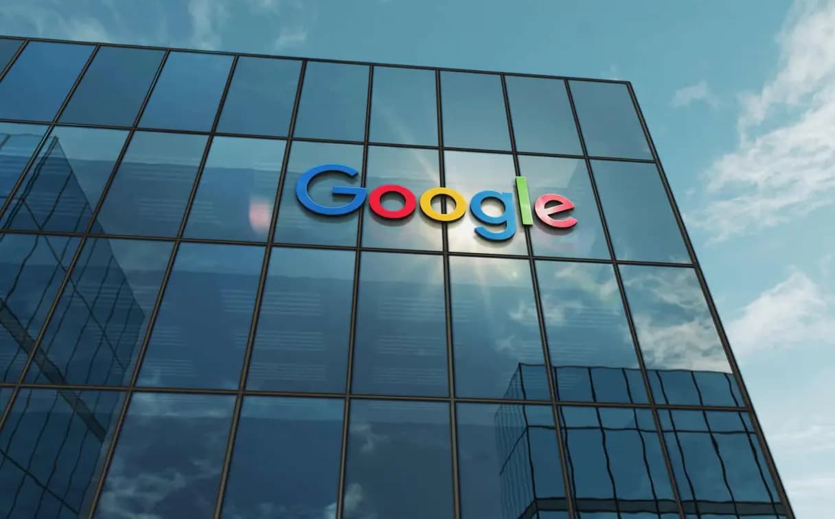 Google foi o grande destaque do ano, conquistando o primeiro lugar tanto noranking geral quanto no setor de tecnologia (Imagem: Skorzewiak/Shutterstock)