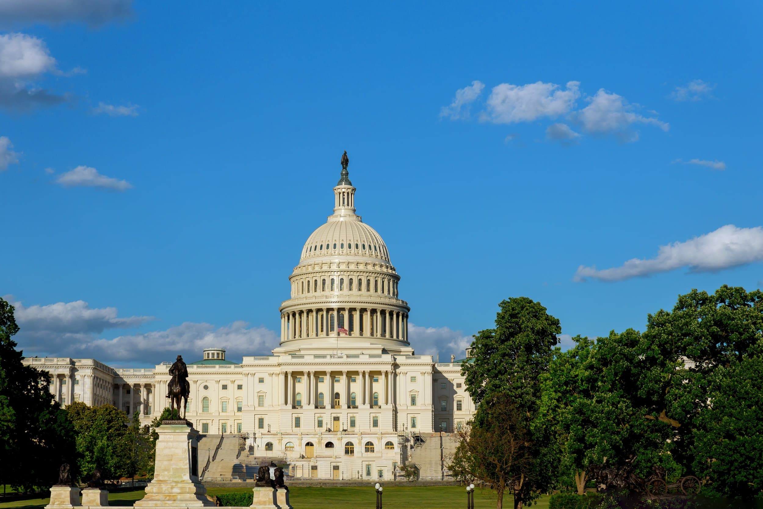 Hackers invadem rede do CBO nos EUA e acessam comunicações internas do Congresso (Imagem: ungvar / Shutterstock)