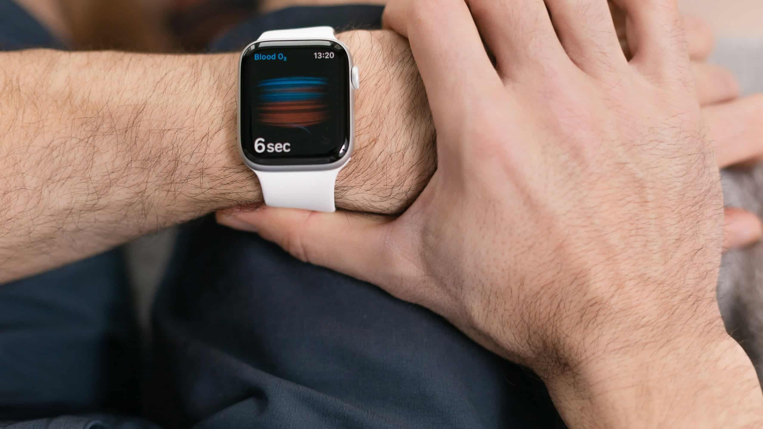 Processo de medição da saturação de oxigênio com o oxímetro do Apple Watch na mão de um homem / Crédito: Katya Rekina (Shutterstock/reprodução)