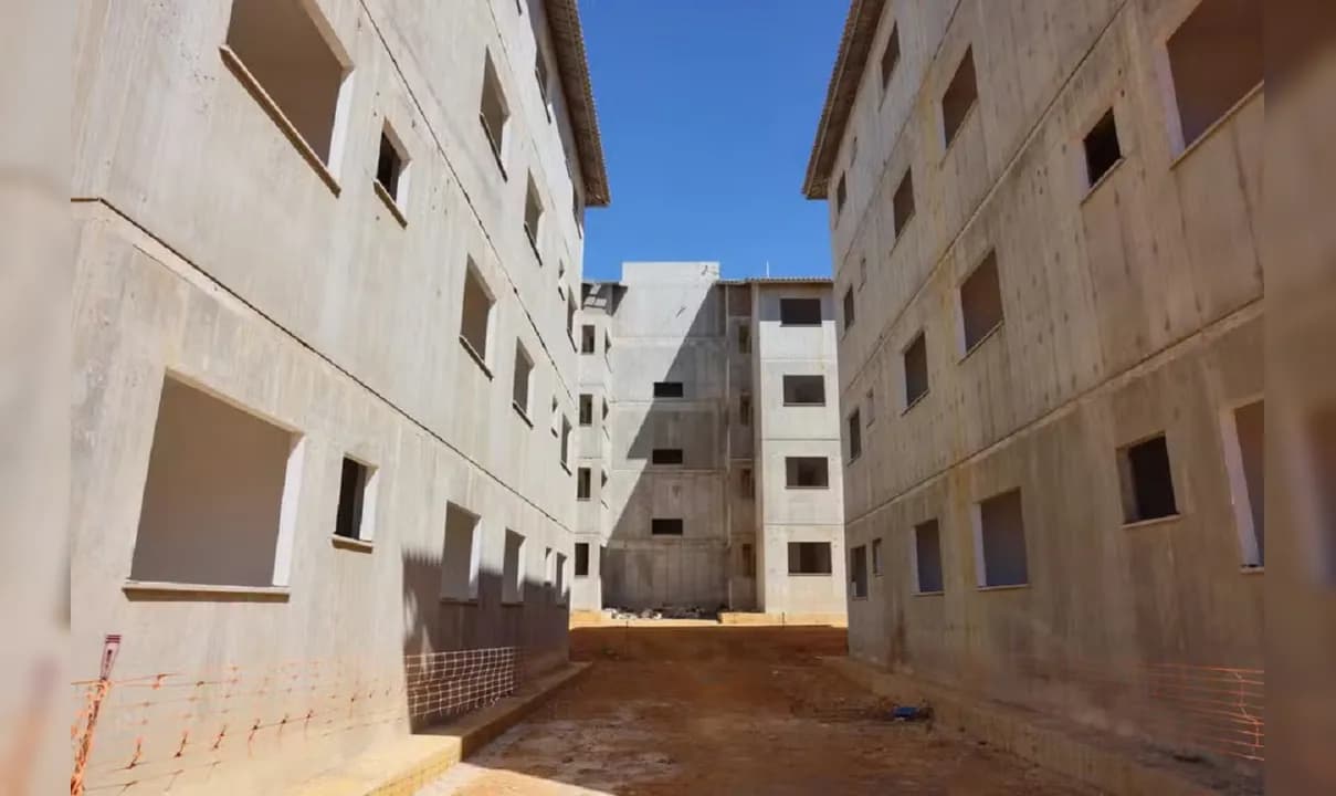 Imagem meramente ilustrativa da construção de um conjunto habitacional.