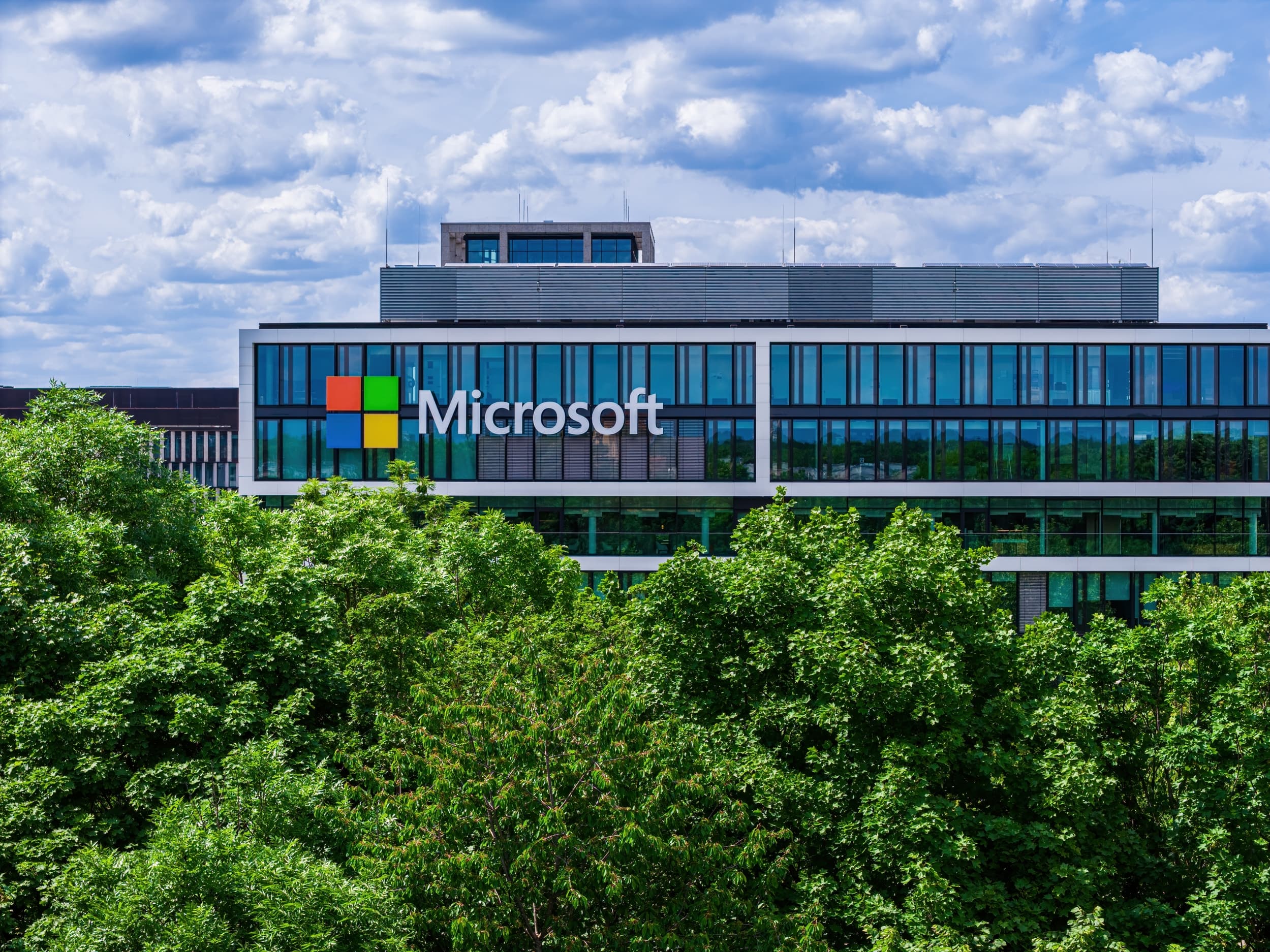 Microsoft aposta em designs da OpenAI para competir com Google e Amazon (Imagem: Framalicious / Shutterstock)