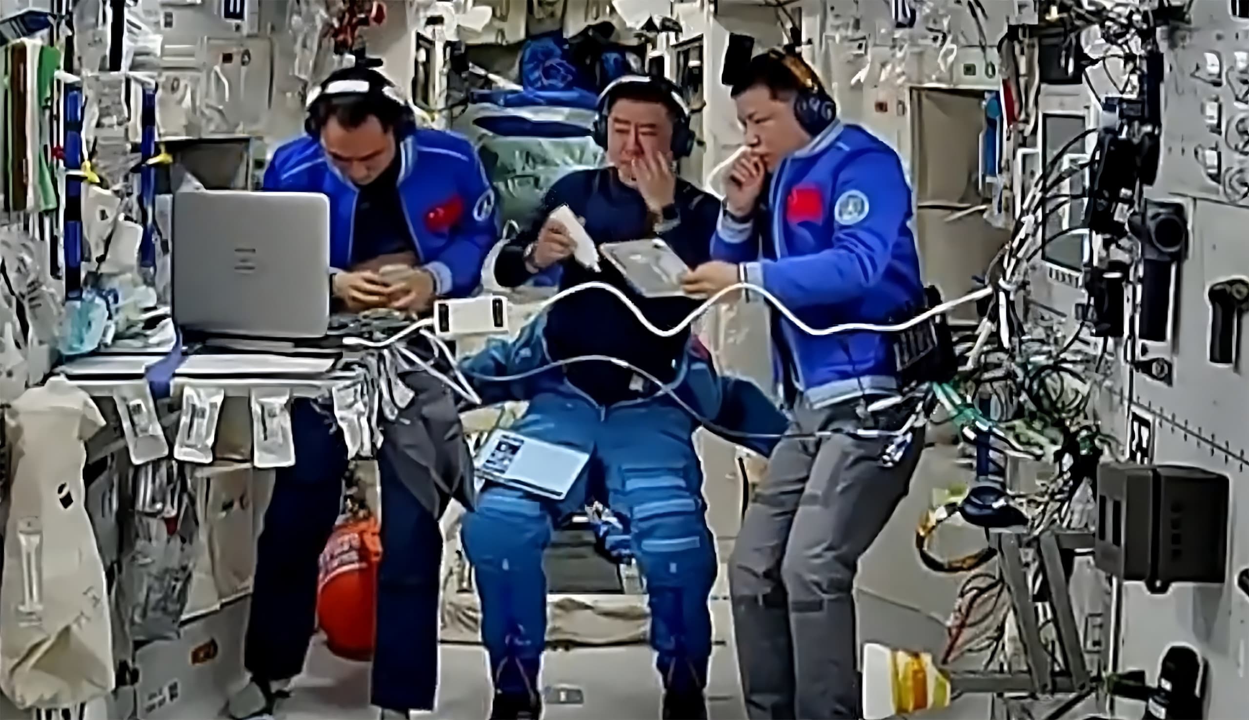 Astronautas da missão Shenzhou-20 trabalhando na estação espacial Tiangong – trio vai precisar esperar para voltar para casa por causa de acidente com lixo espacial. Crédito: Agência Espacial Tripulada da China (CMSA)